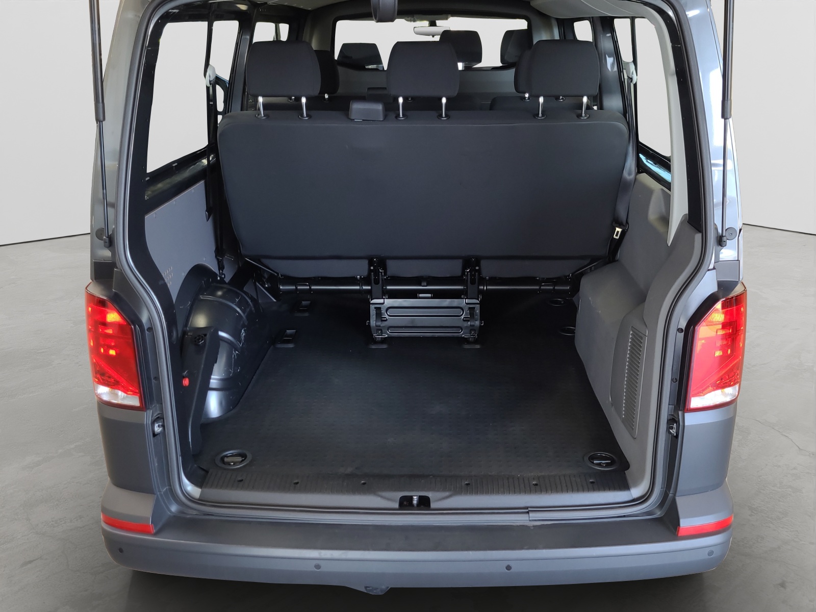 T6 Transporter Kombi 6.1 TDI DSG LR 9 Sitzer Navi Doppelklima PDC Kamera