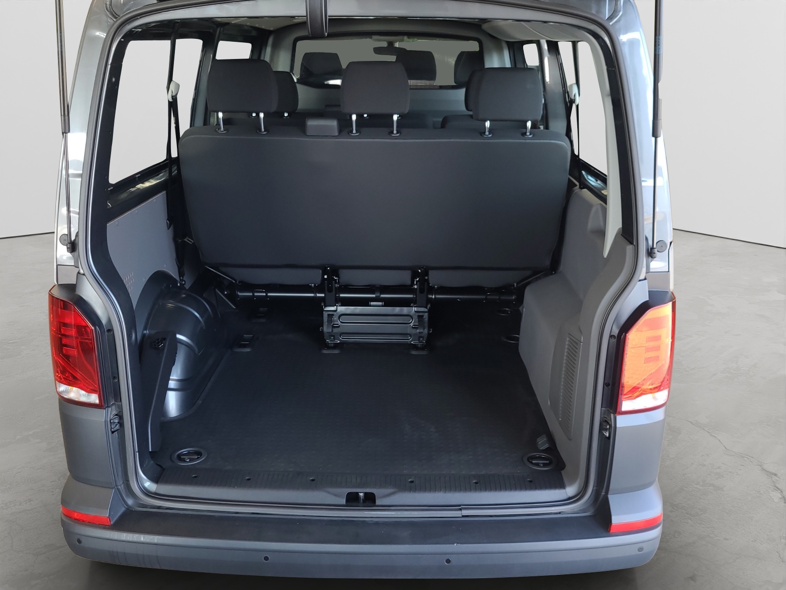T6 Transporter Kombi 6.1 TDI DSG LR 9 Sitzer Navi Doppelklima PDC Kamera