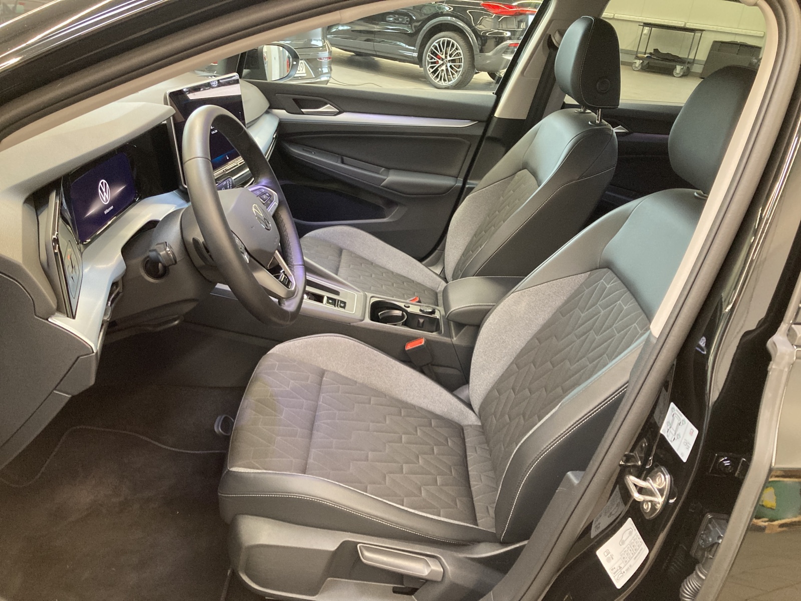 Golf 8 eTSI DSG Goal IQ-Light Navi AHK Kamera TravelAssist
