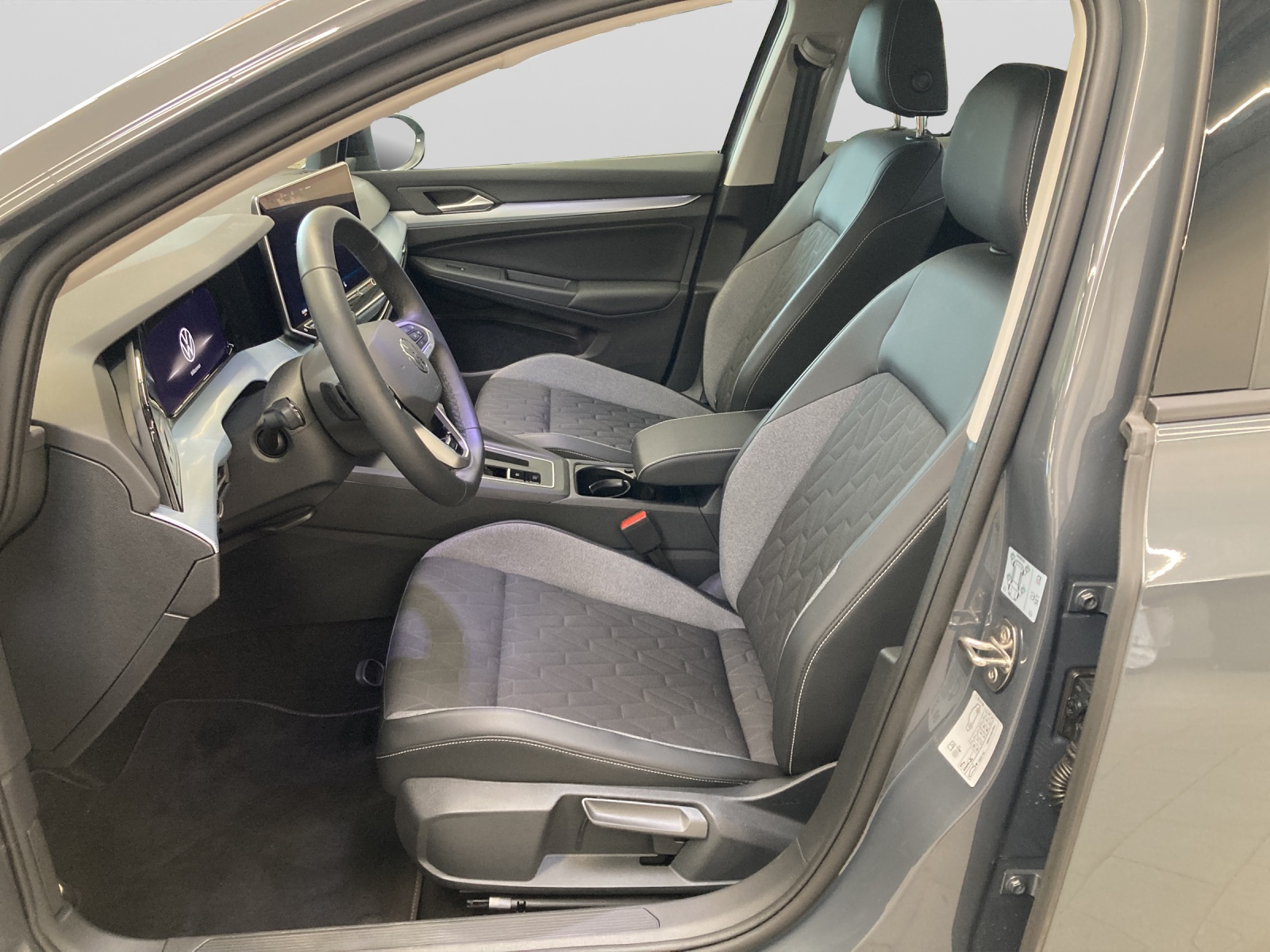 Golf 8 eTSI DSG Goal LED-Plus Navi AHK Kamera TravelAssist