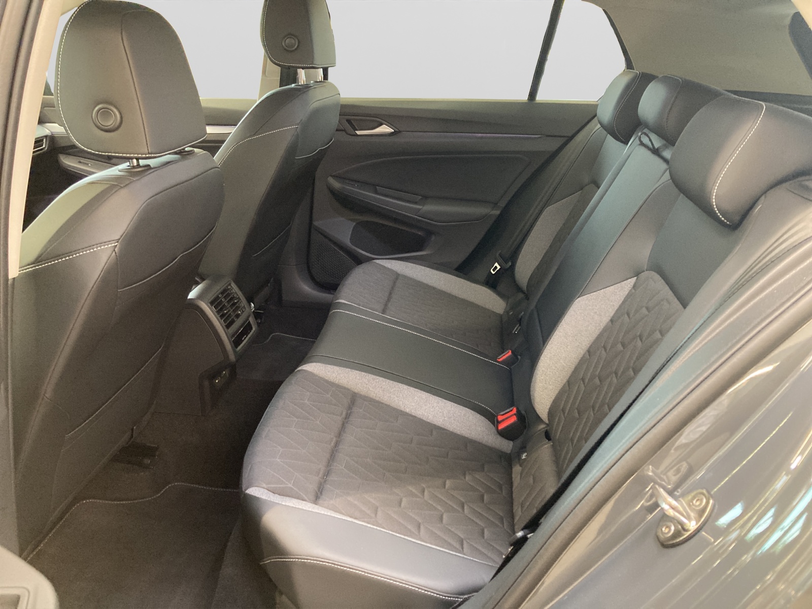Golf 8 eTSI DSG Goal LED-Plus Navi AHK Kamera TravelAssist