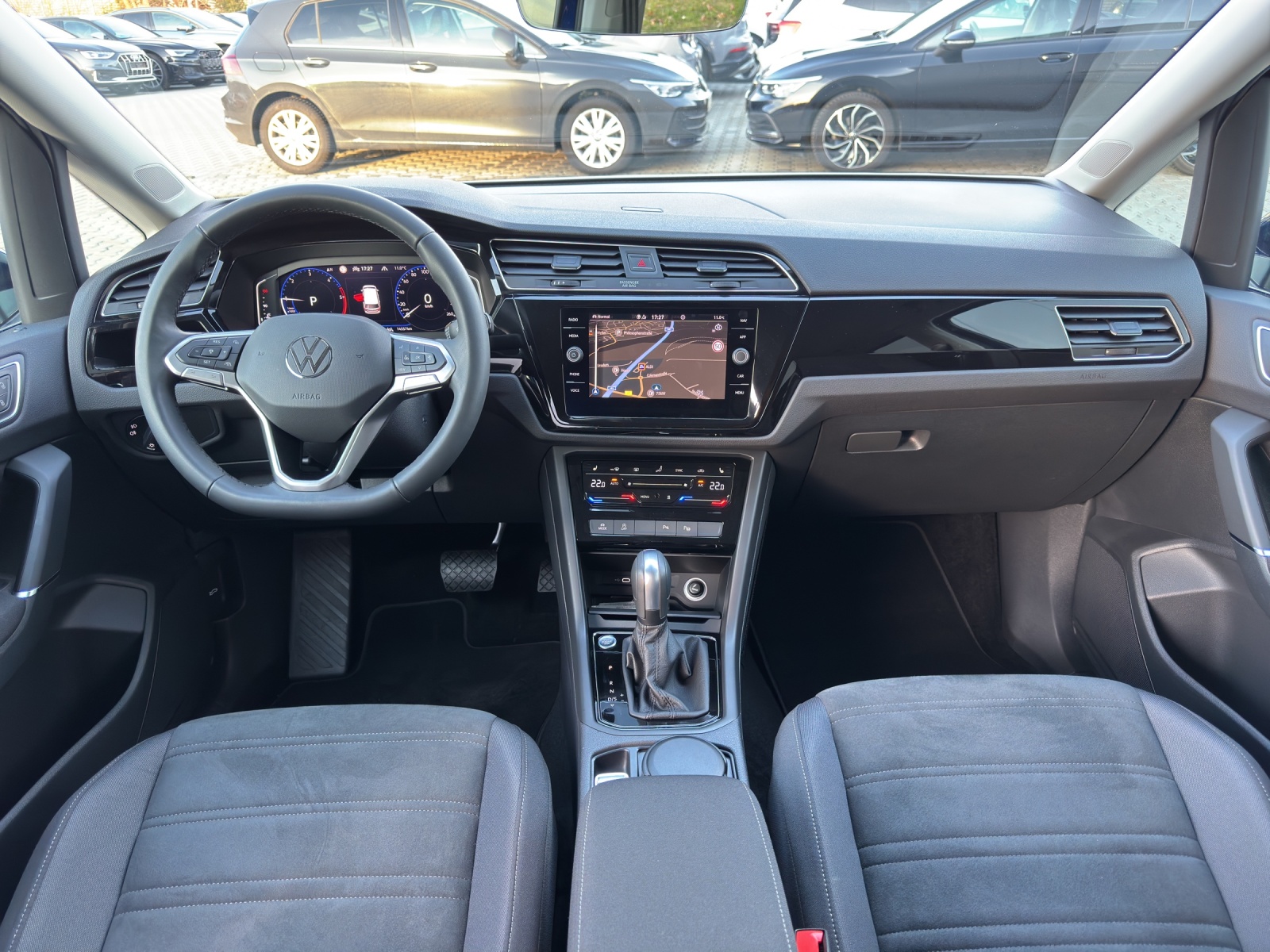 Touran TDI DSG Highline Standh.AHK Navi TravelAssist LED