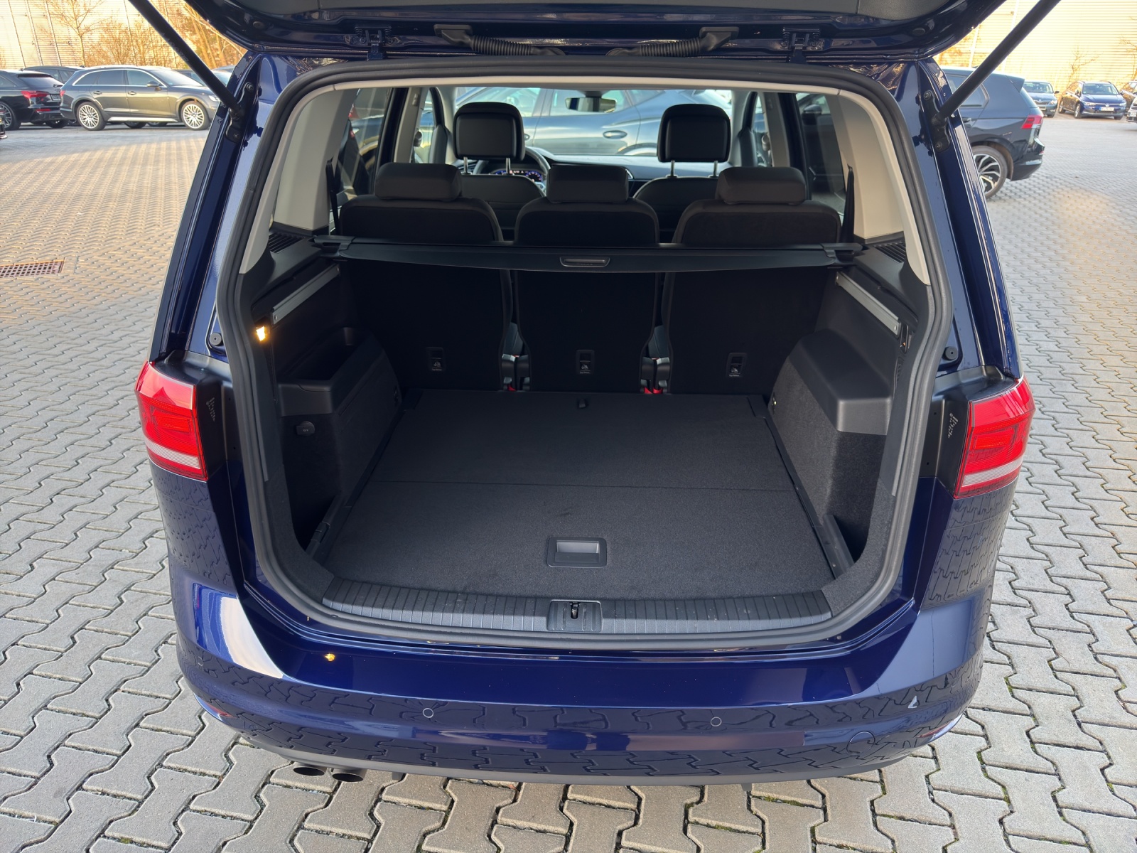 Touran TDI DSG Highline Standh.AHK Navi TravelAssist LED