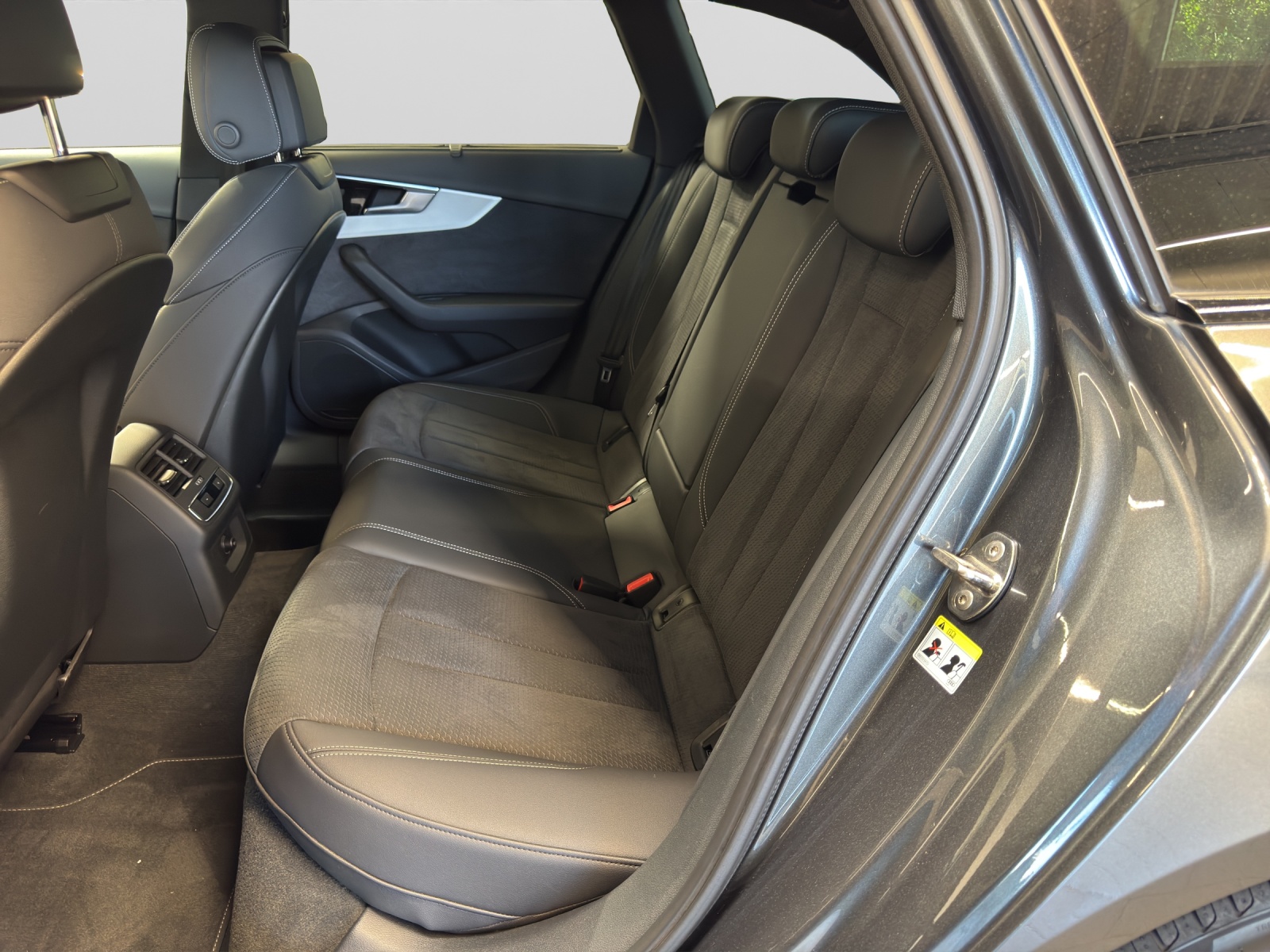 A4 Avant 30 TDI S-tronic S line Black Standheizung Navi LED