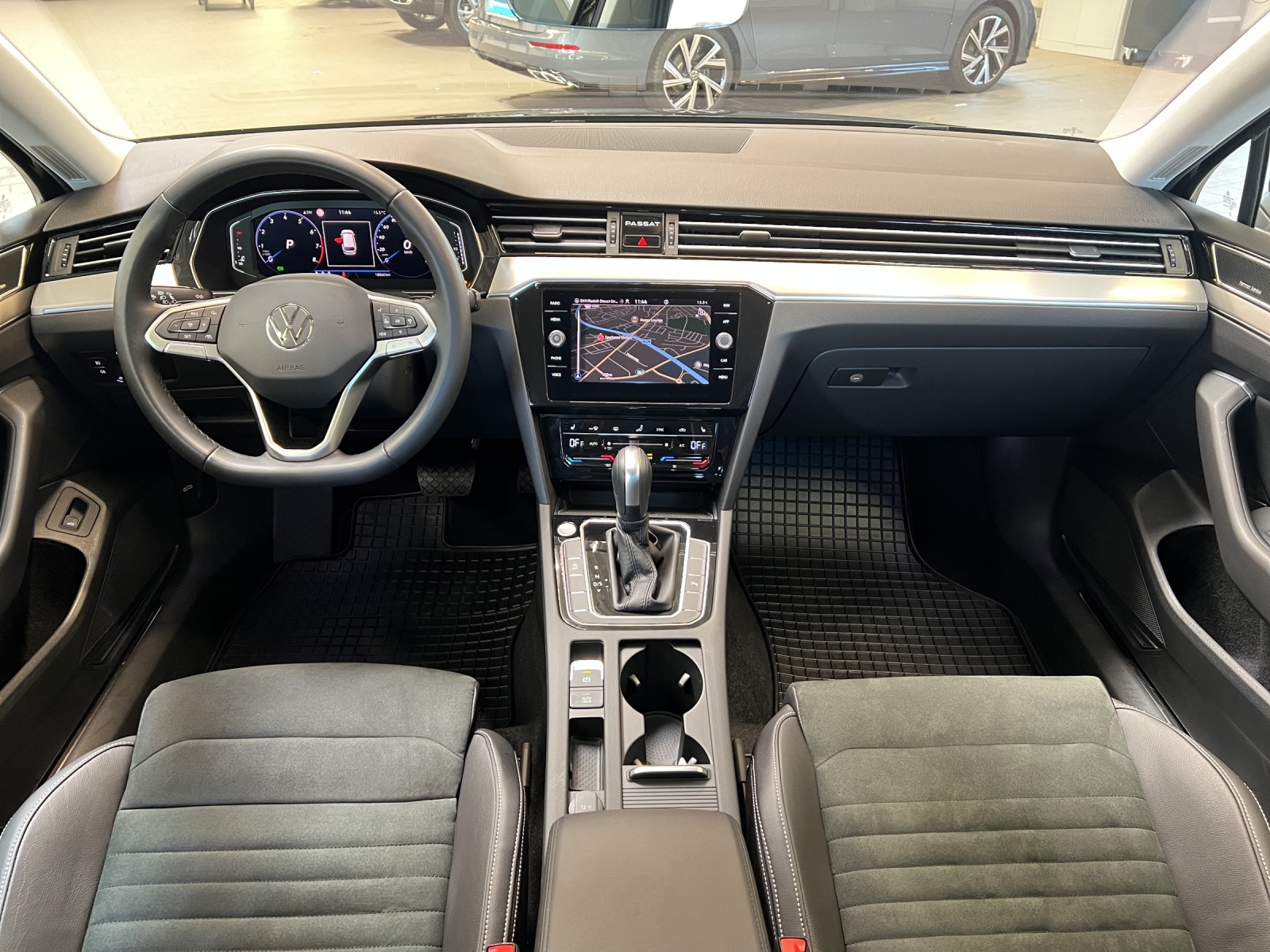 Passat Variant 2.0 TSI DSG Elegance IQ-Light TravelAssist Navi AHK Alu-18Zoll