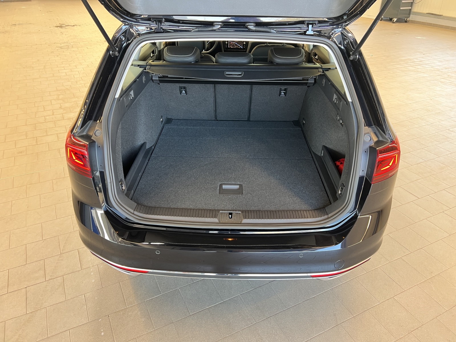 Passat Variant 2.0 TSI DSG Elegance IQ-Light TravelAssist Navi AHK Alu-18Zoll