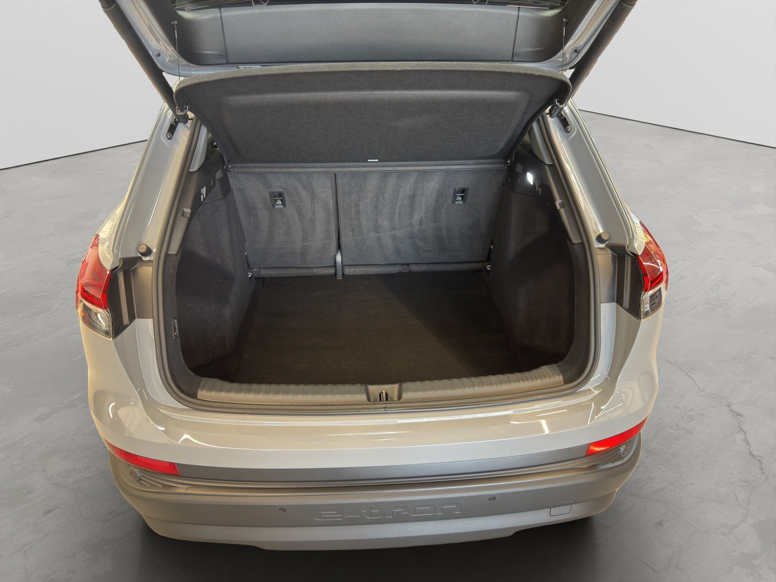 Q4 e-tron 40 basis AHK Assistenzpaket Navi
