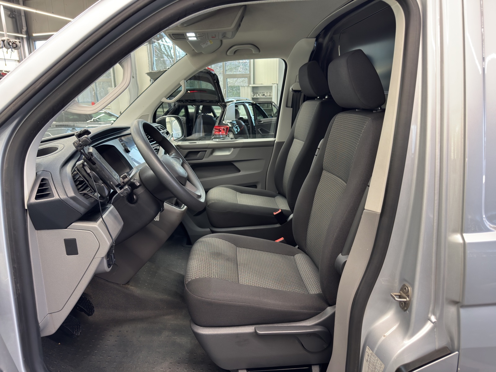 T6 Transporter 6.1 Kasten 2.0 TDI Standheizung mit FB PDC GRA Navi SH links