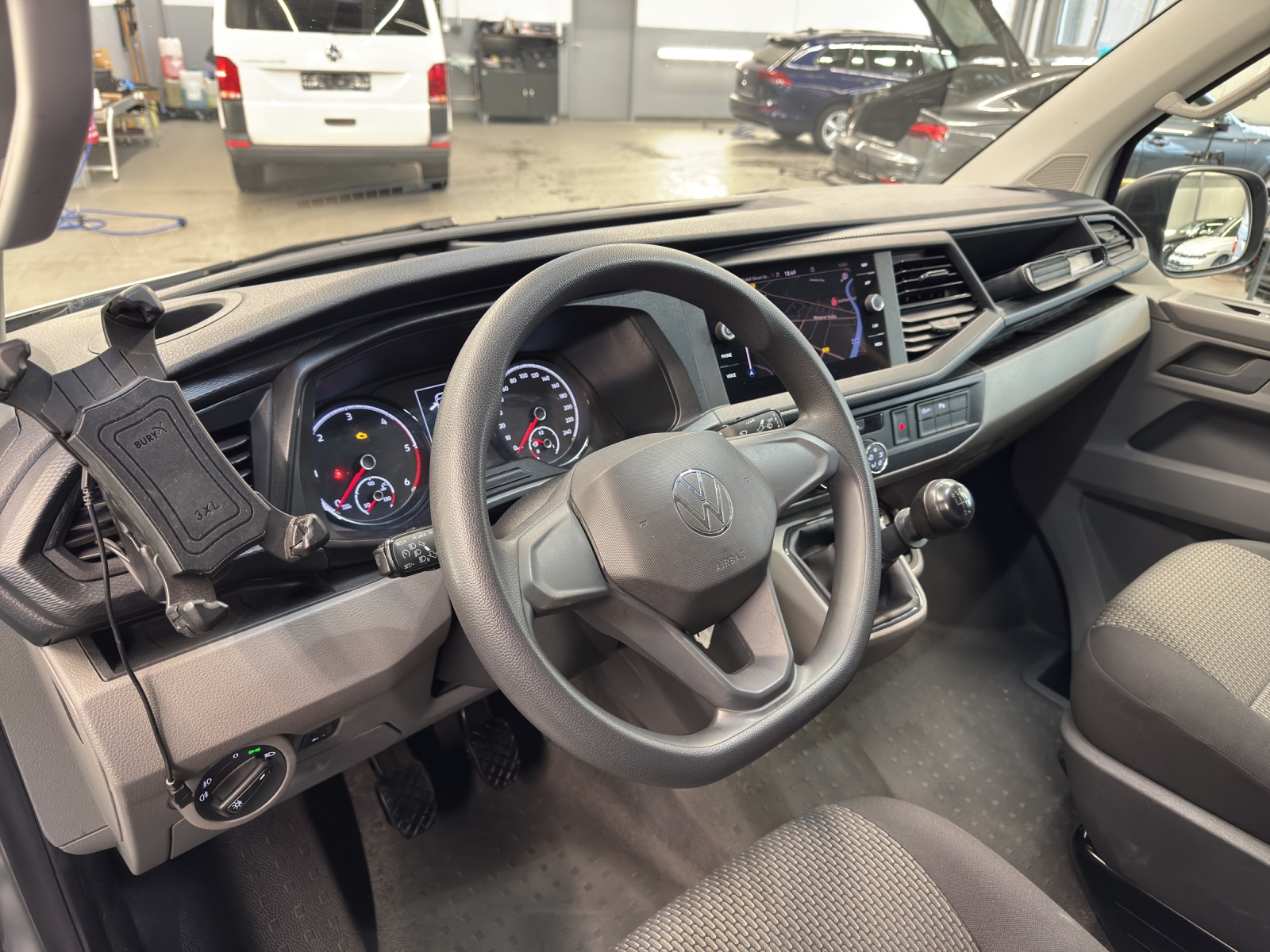 T6 Transporter 6.1 Kasten 2.0 TDI Standheizung mit FB PDC GRA Navi SH links