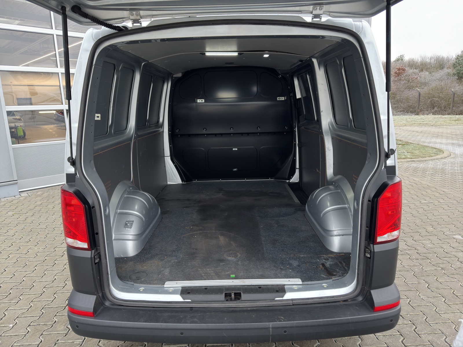 T6 Transporter 6.1 Kasten 2.0 TDI Standheizung mit FB PDC GRA Navi SH links