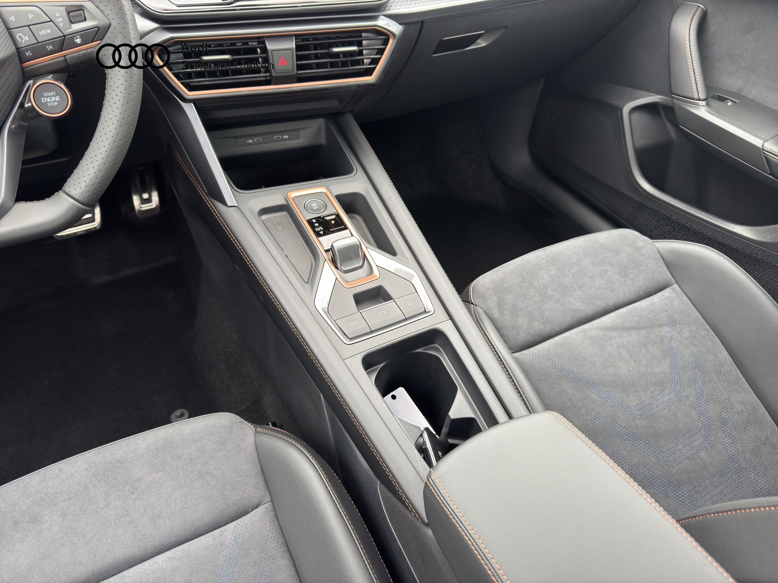 Leon Sportstourer 2.0 TSI 4Drive DSG VZ PANO AHK ACC DCC