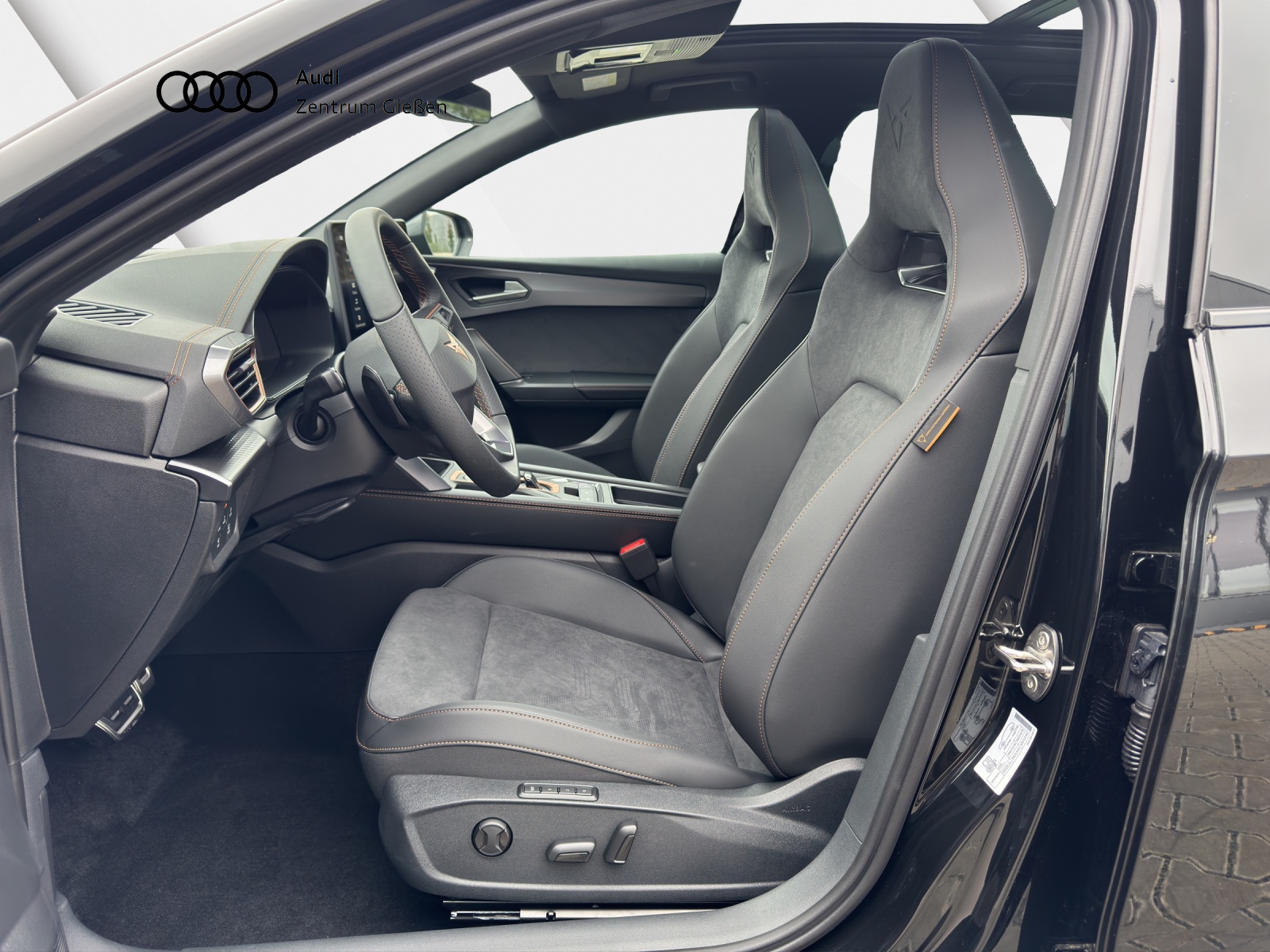Leon Sportstourer 2.0 TSI 4Drive DSG VZ PANO AHK ACC DCC