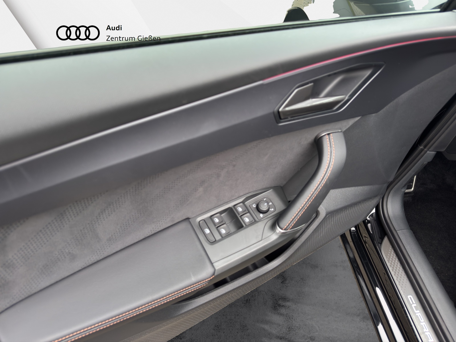 Leon Sportstourer 2.0 TSI 4Drive DSG VZ PANO AHK ACC DCC