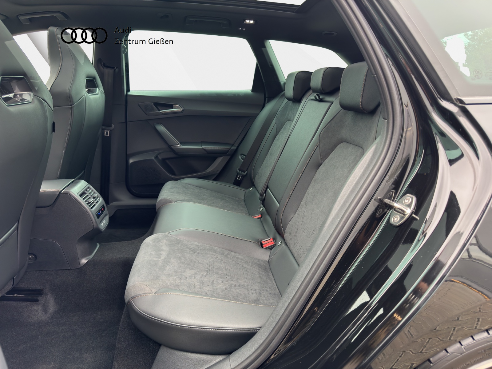 Leon Sportstourer 2.0 TSI 4Drive DSG VZ PANO AHK ACC DCC