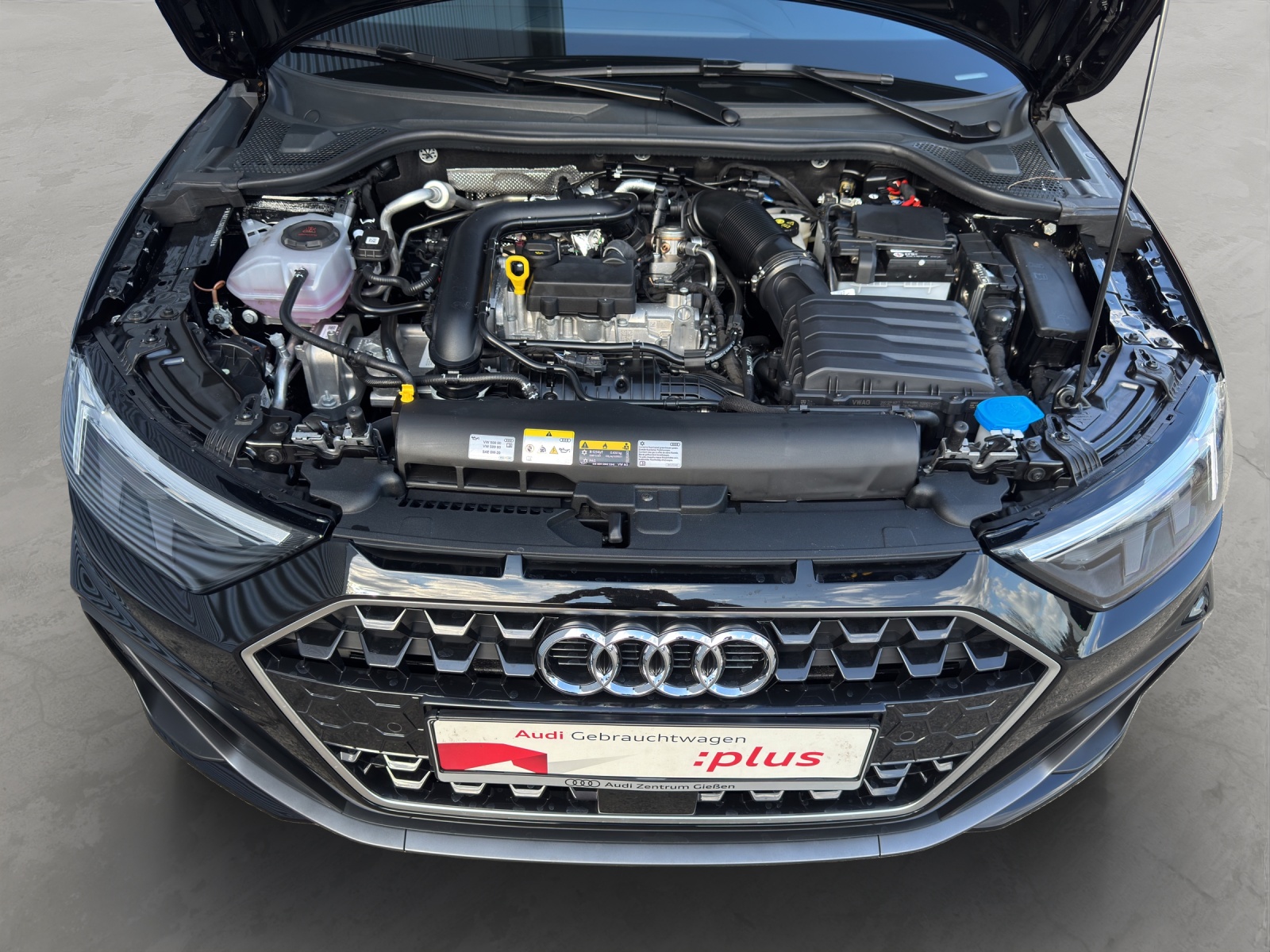 A1 Sportback 25 TFSI S line LED smartphone interface