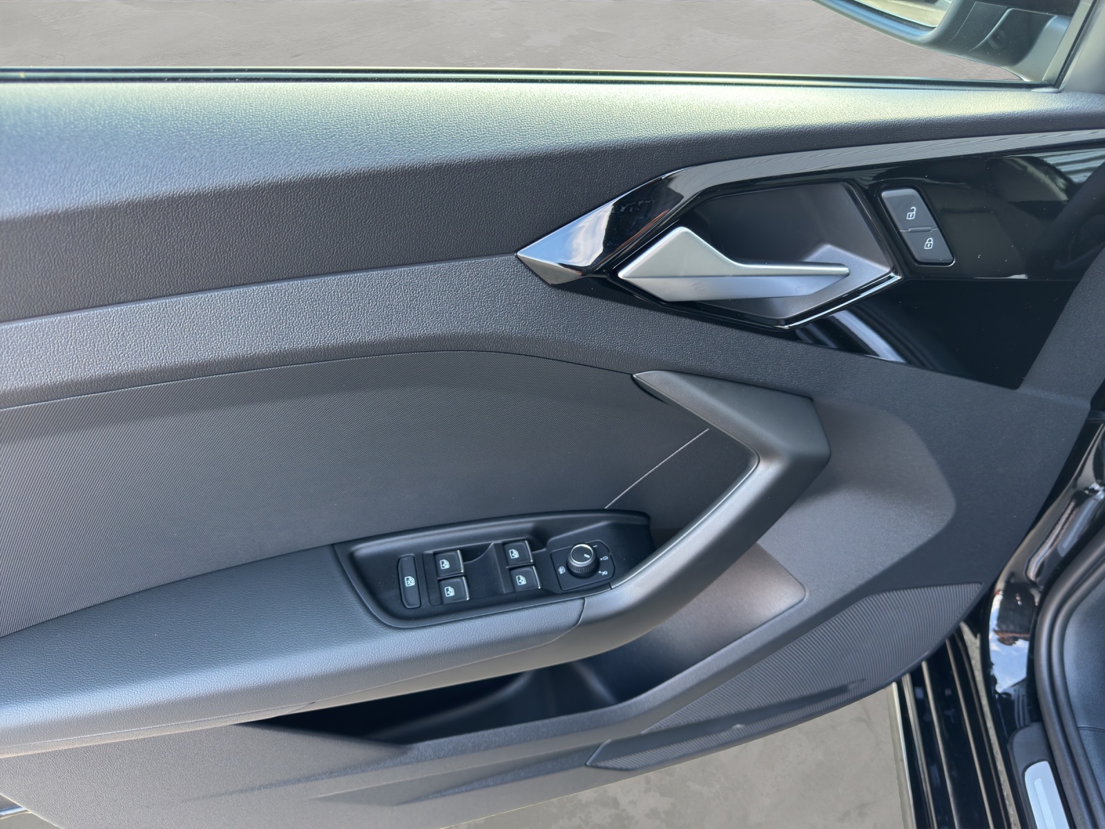 A1 Sportback 25 TFSI S line LED smartphone interface