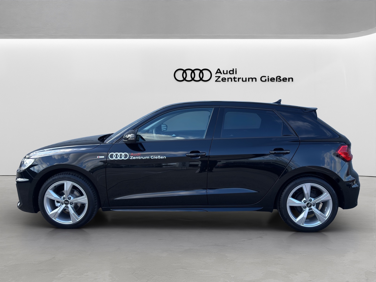 A1 Sportback 25 TFSI S line LED smartphone interface