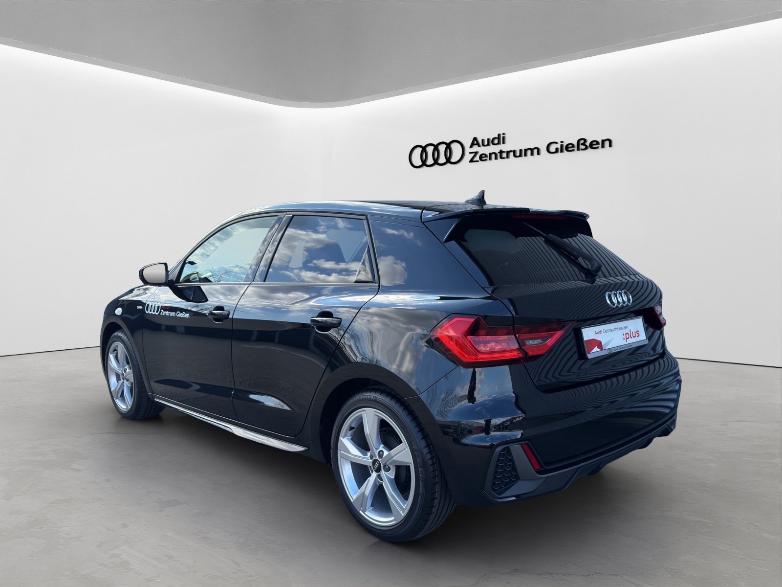 A1 Sportback 25 TFSI S line LED smartphone interface