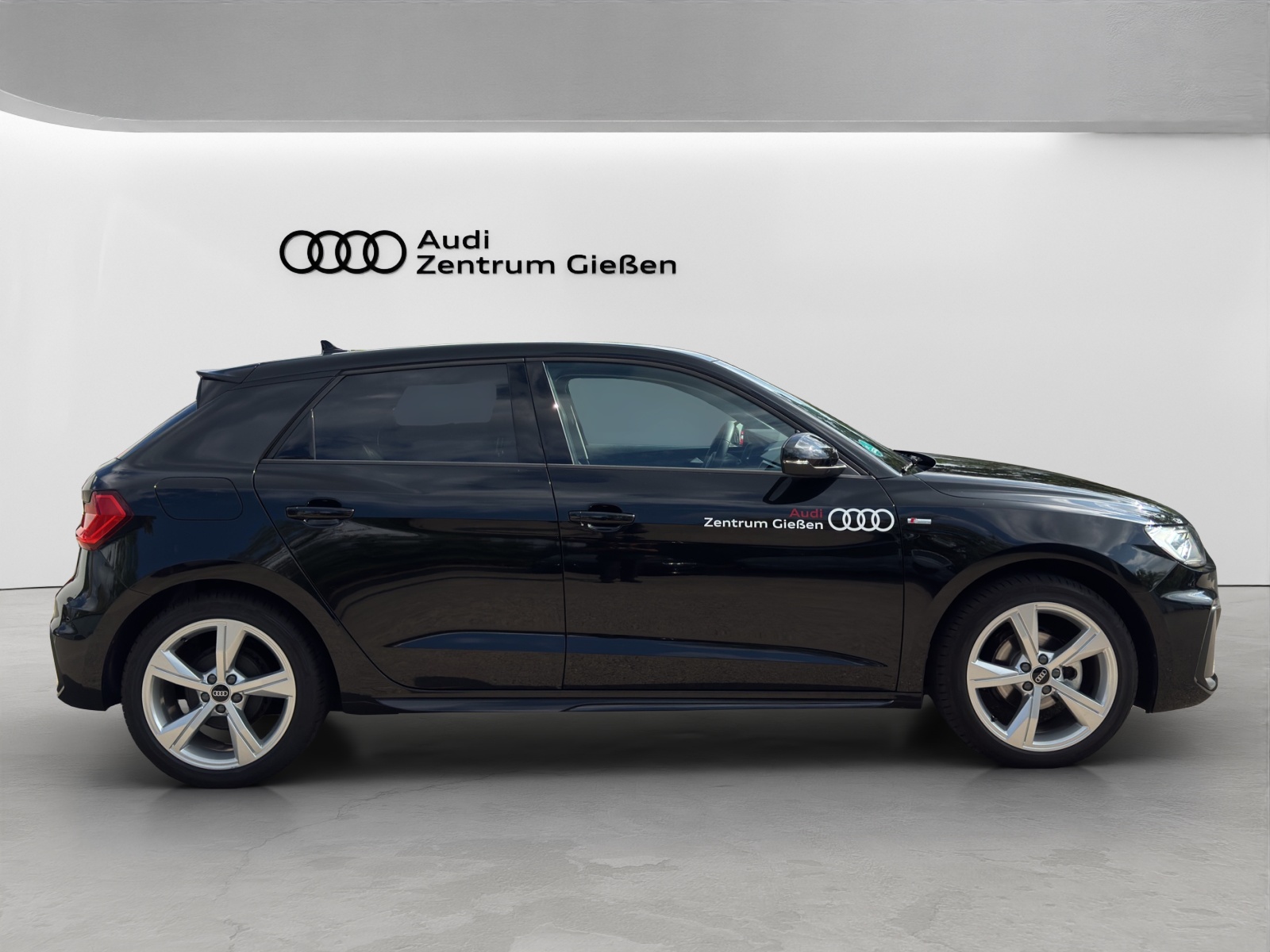 A1 Sportback 25 TFSI S line LED smartphone interface