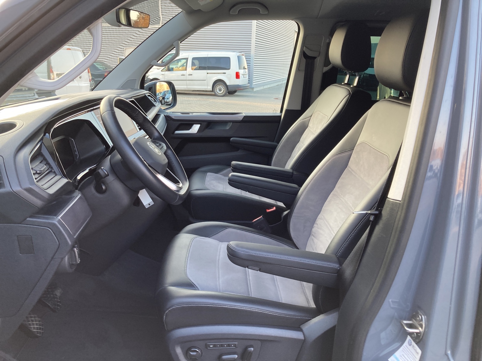 T6 Multivan 6.1 Generation Six 2,0 TDI AHK LED Navi Kamera ACC 7 Sitzer