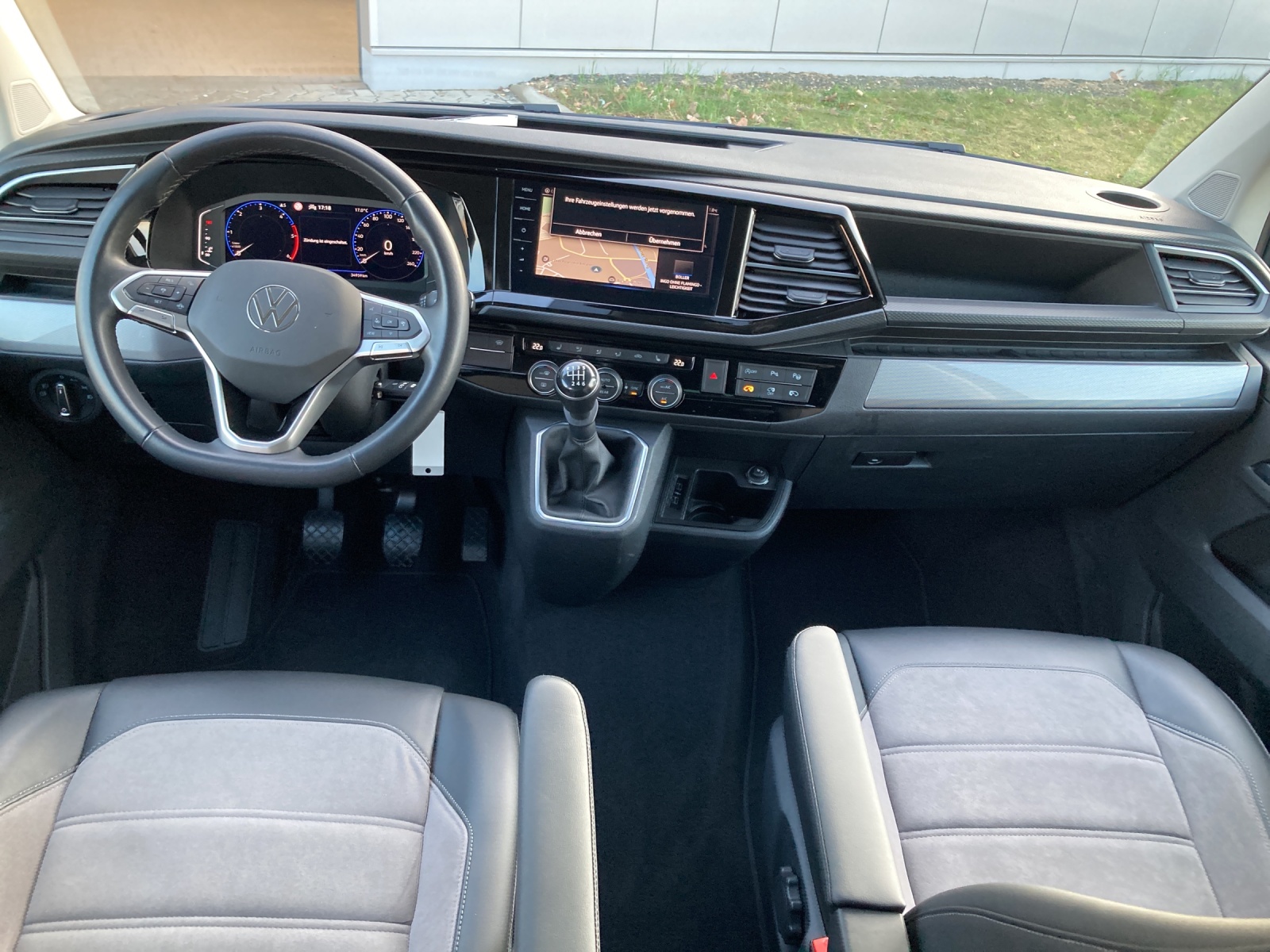 T6 Multivan 6.1 Generation Six 2,0 TDI AHK LED Navi Kamera ACC 7 Sitzer