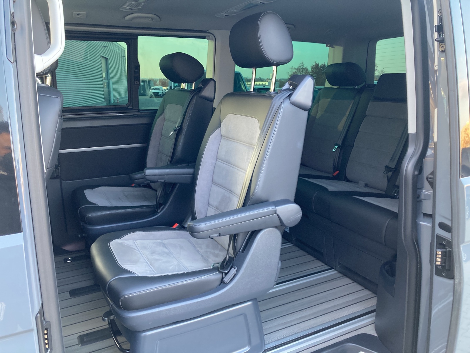 T6 Multivan 6.1 Generation Six 2,0 TDI AHK LED Navi Kamera ACC 7 Sitzer