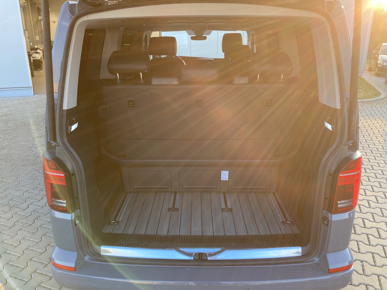 T6 Multivan 6.1 Generation Six 2,0 TDI AHK LED Navi Kamera ACC 7 Sitzer