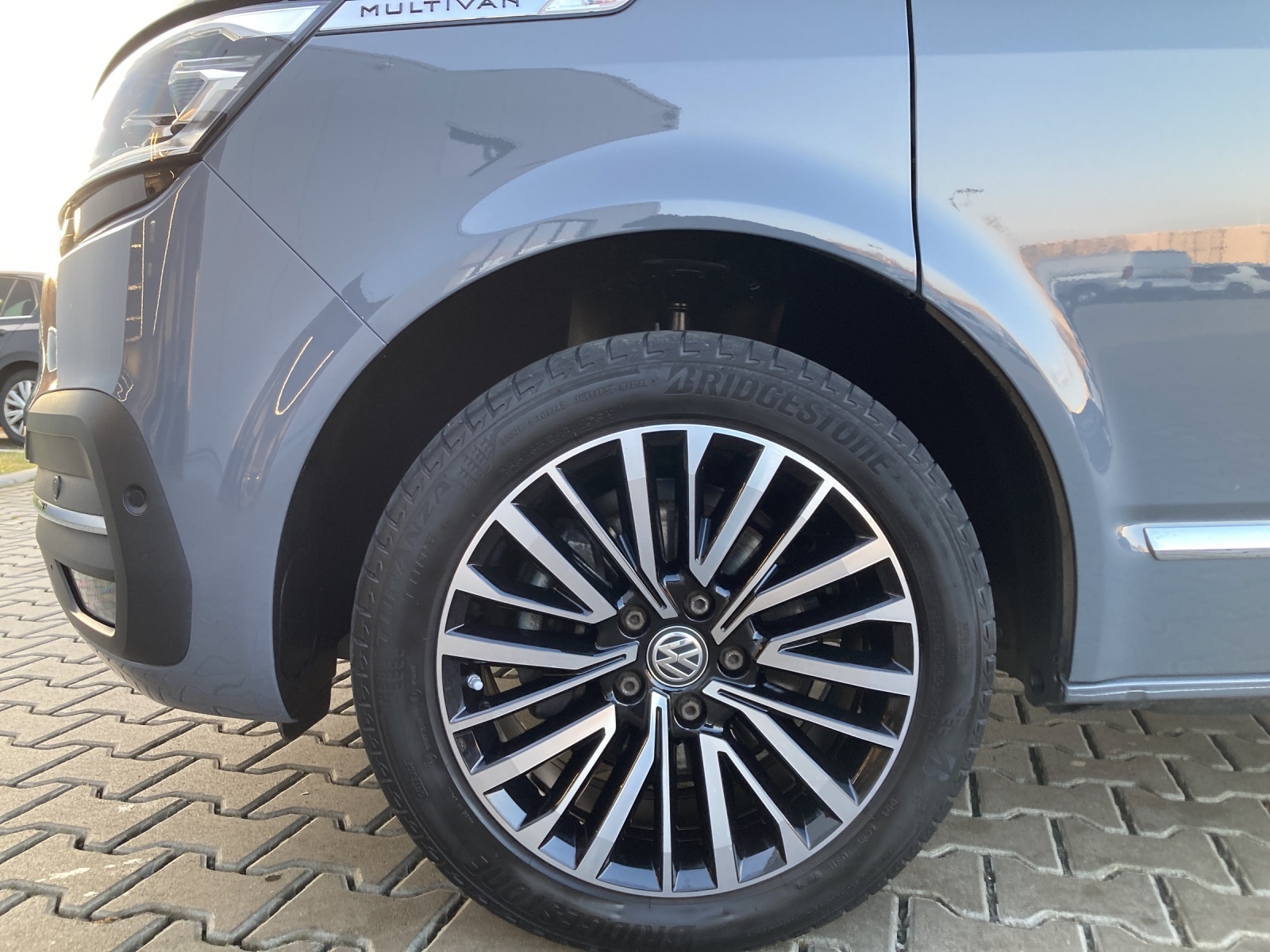 T6 Multivan 6.1 Generation Six 2,0 TDI AHK LED Navi Kamera ACC 7 Sitzer