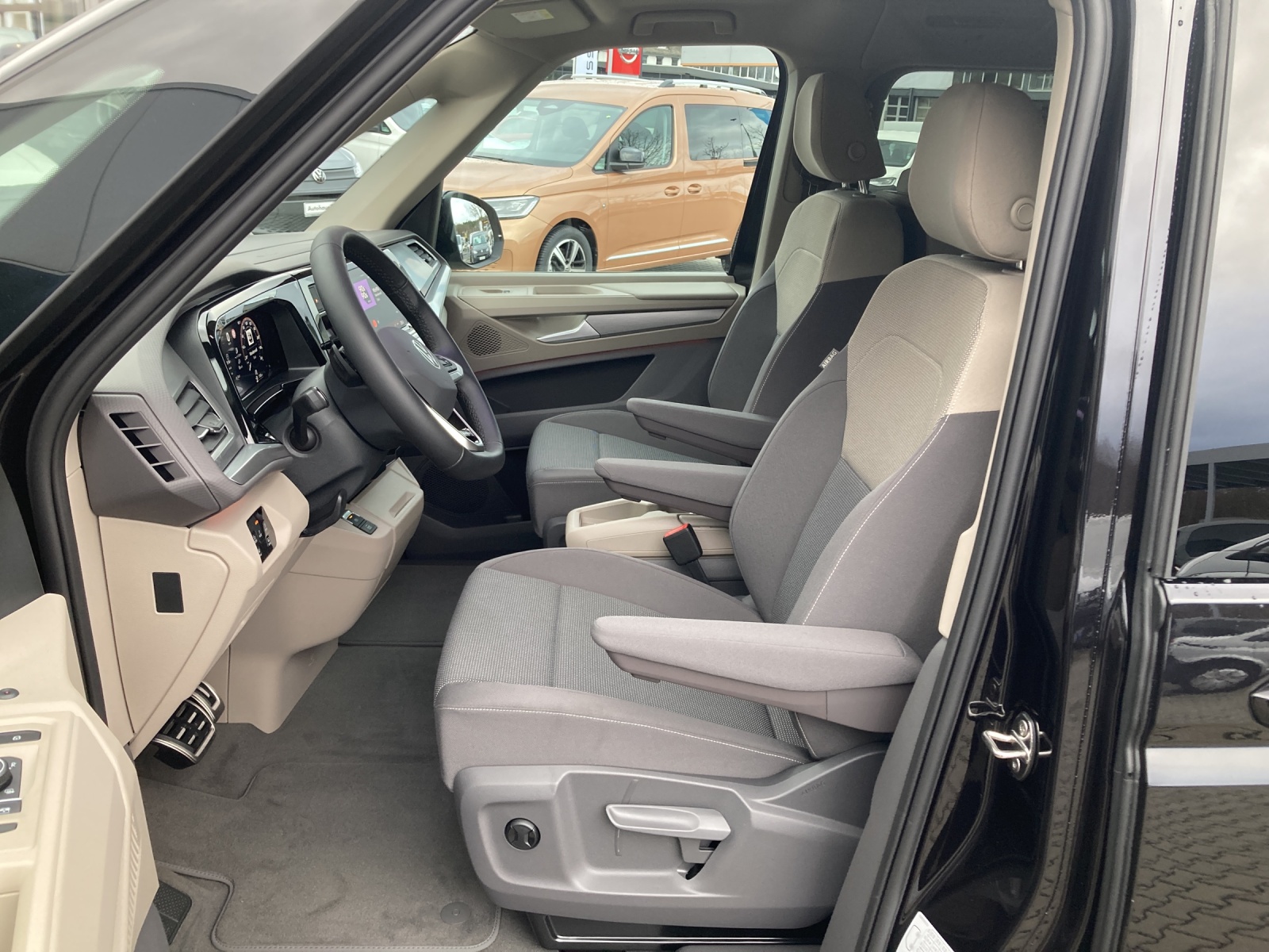 T7 Multivan Energy 2.0 TDI DSG KÜ AHK Standheizung Vis a Vis