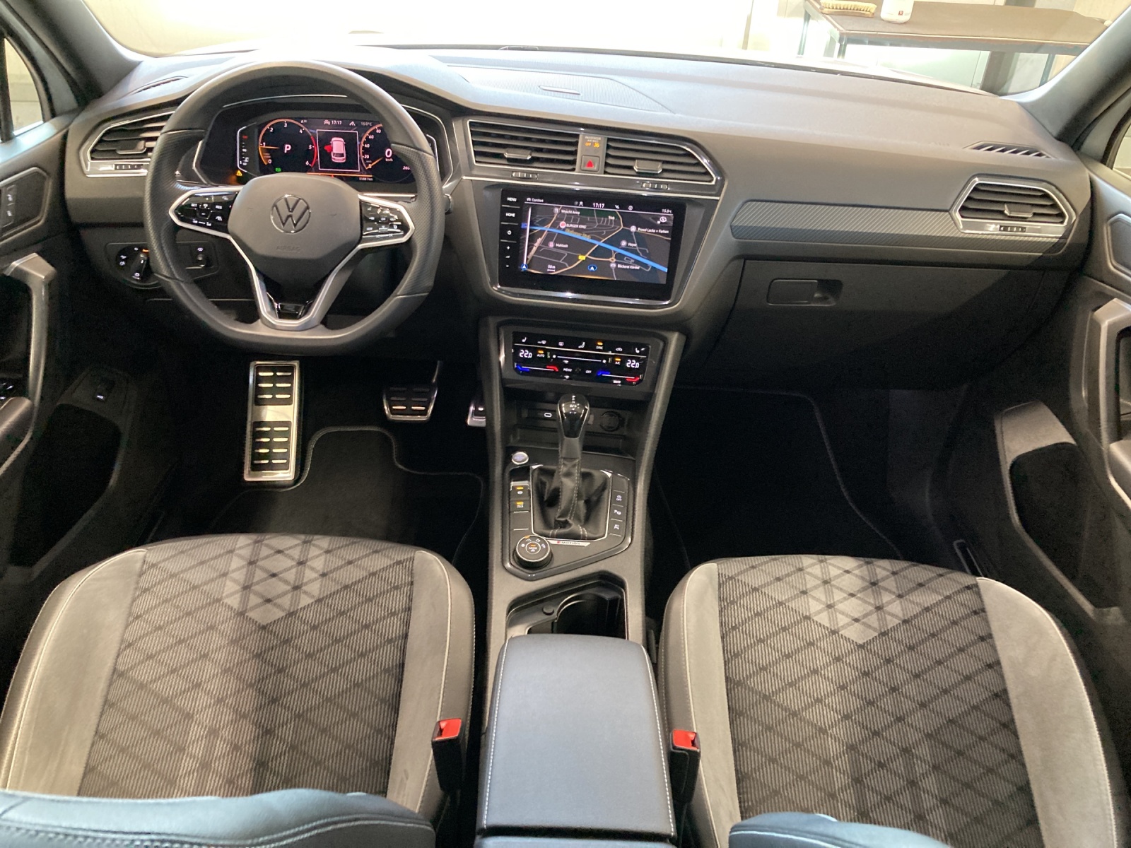 Tiguan Allspace TDI DSG 4M R-Line IQ-Light DCC AHK Alu-20Zoll