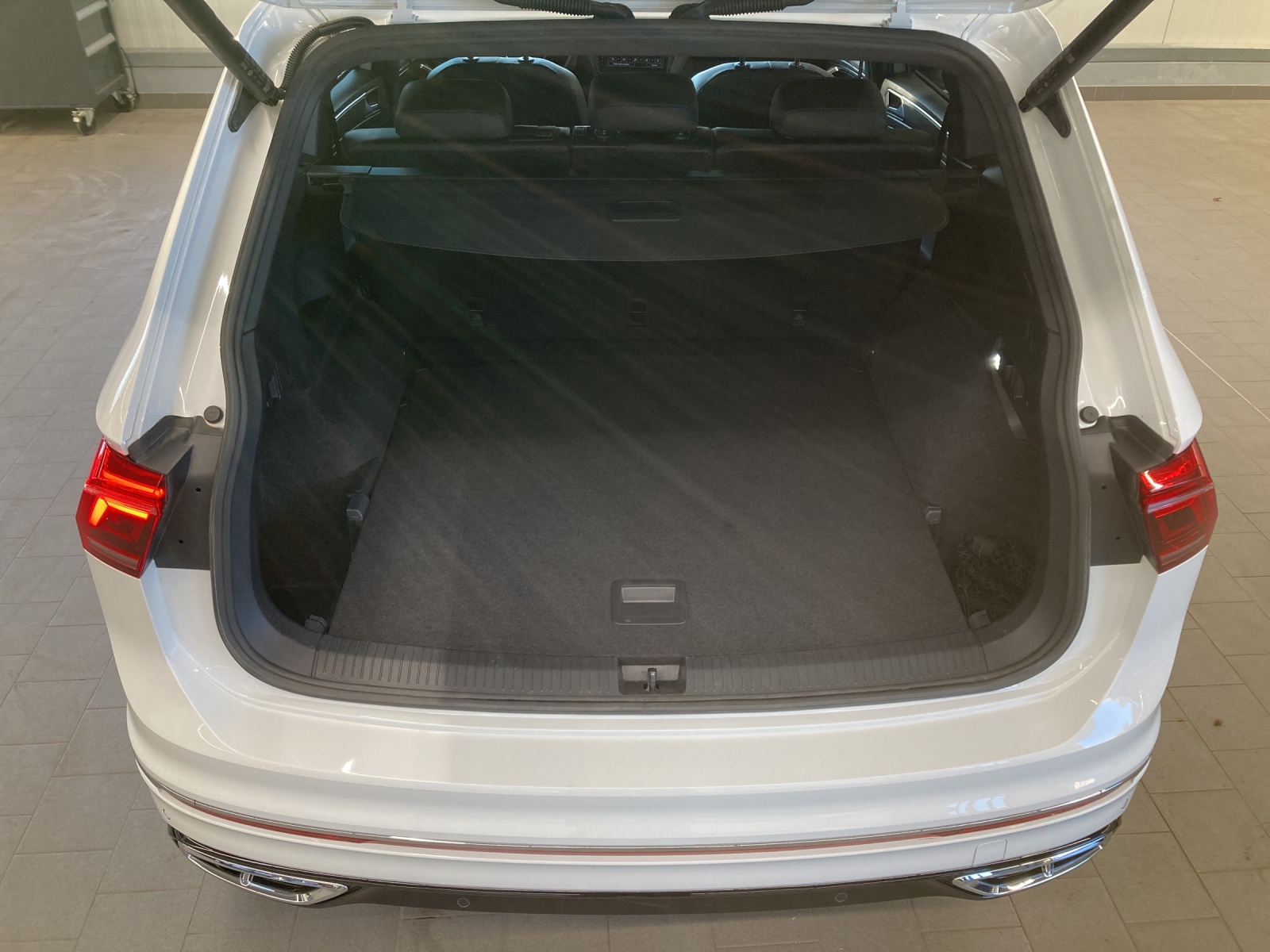 Tiguan Allspace TDI DSG 4M R-Line IQ-Light DCC AHK Alu-20Zoll