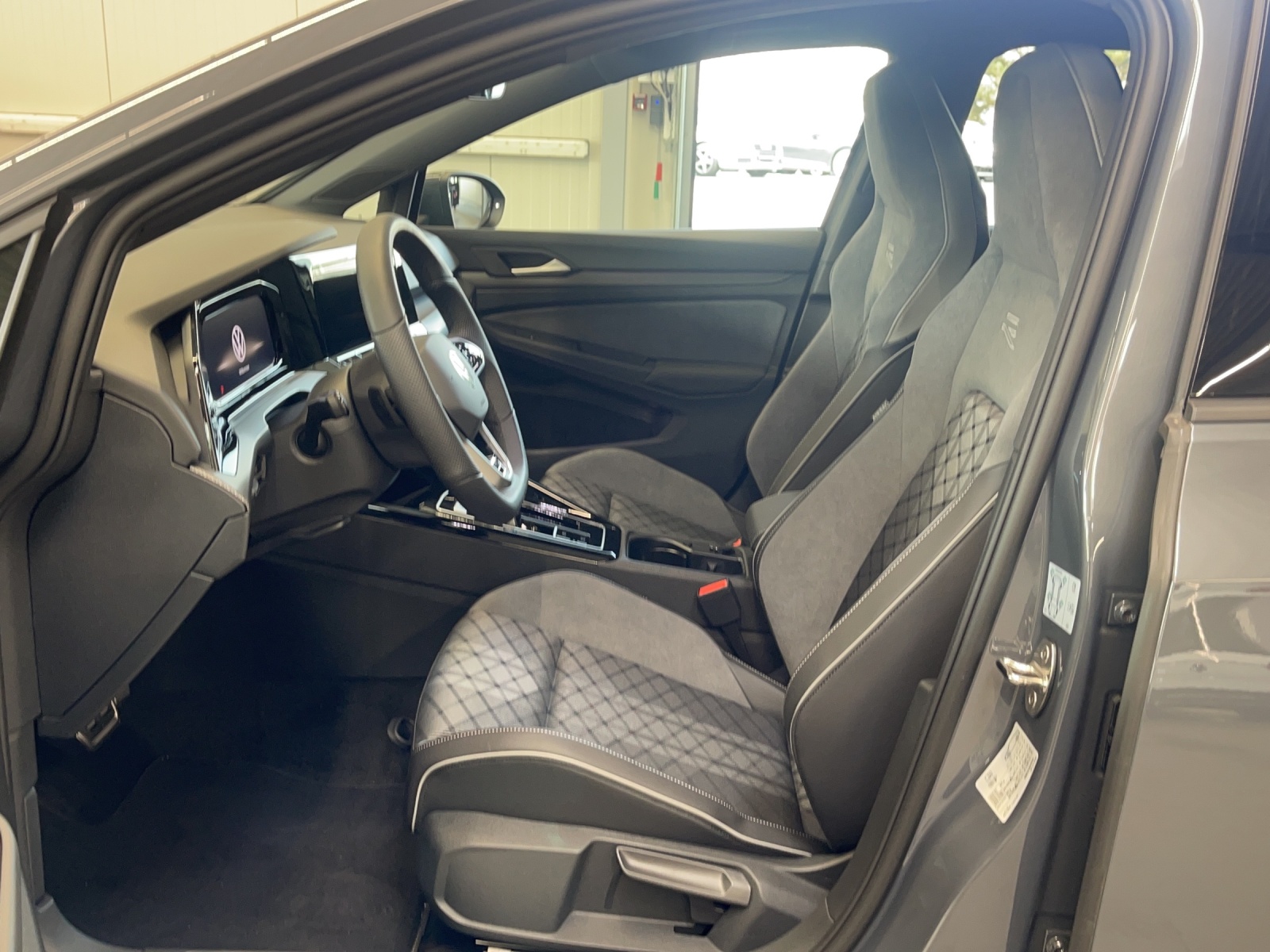 Golf 8 Variant 1.5 eTSI DSG R-Line ACC LED Navi AppConnect Alu-17Zoll