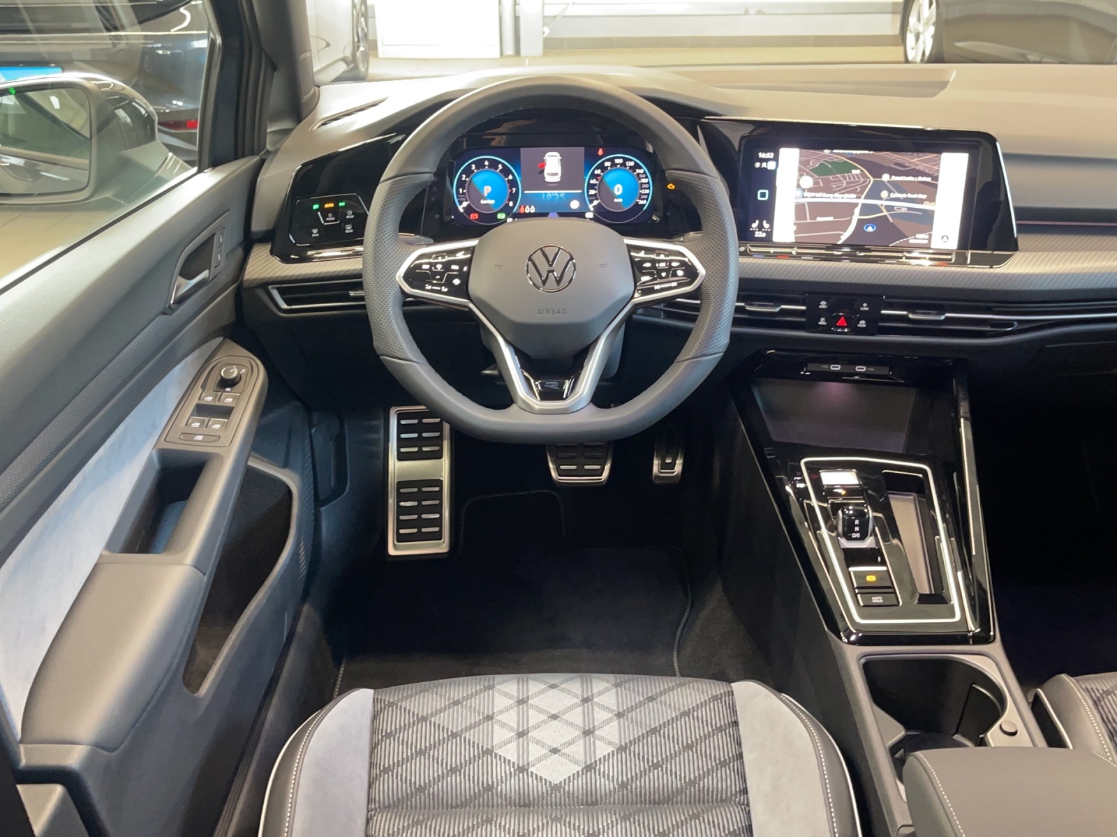 Golf 8 Variant 1.5 eTSI DSG R-Line ACC LED Navi AppConnect Alu-17Zoll