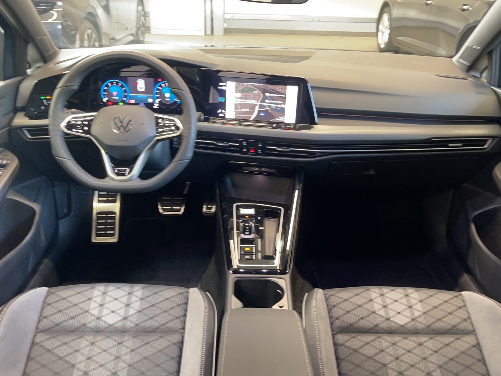 Golf 8 Variant 1.5 eTSI DSG R-Line ACC LED Navi AppConnect Alu-17Zoll