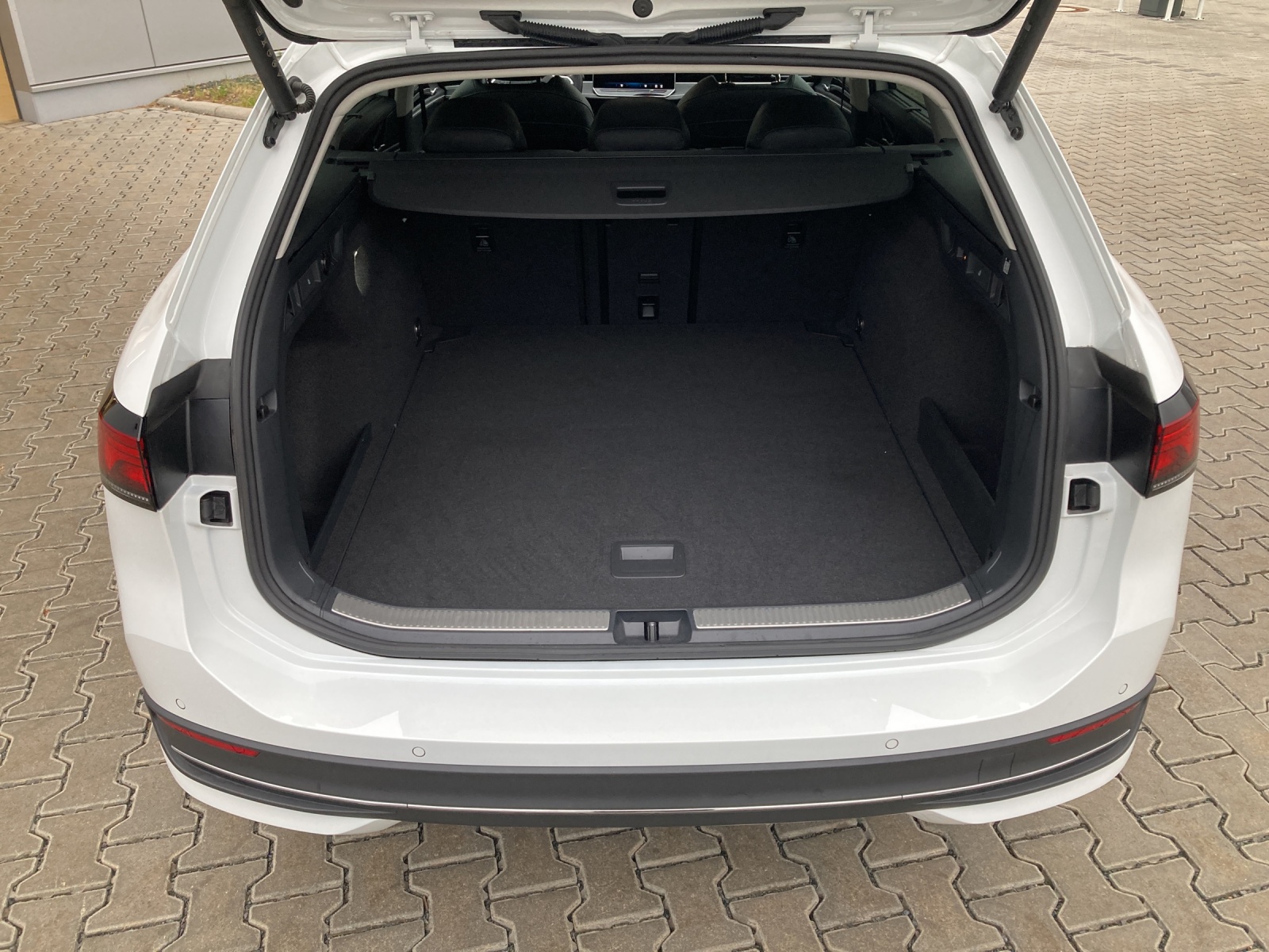 Passat Variant eTSI DSG Business AHK ErgoActive