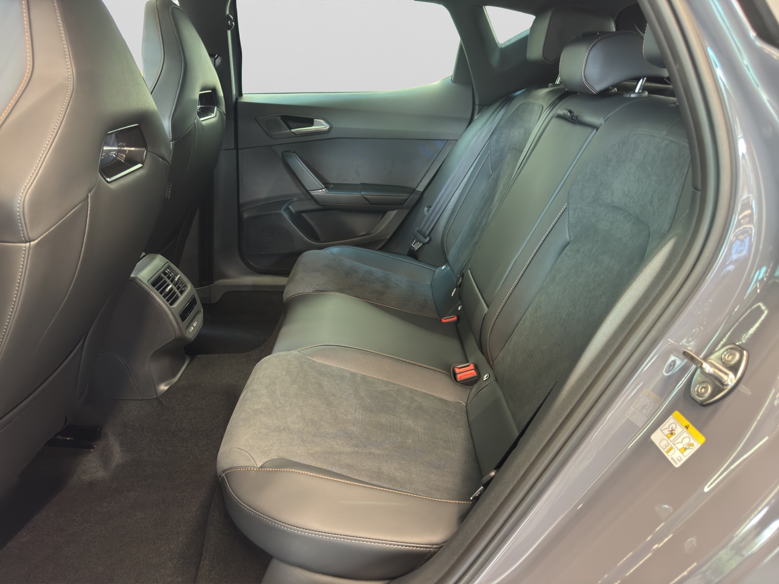 Leon 2.0 TSI DSG VZ Pano Sennheiser ACC DCC