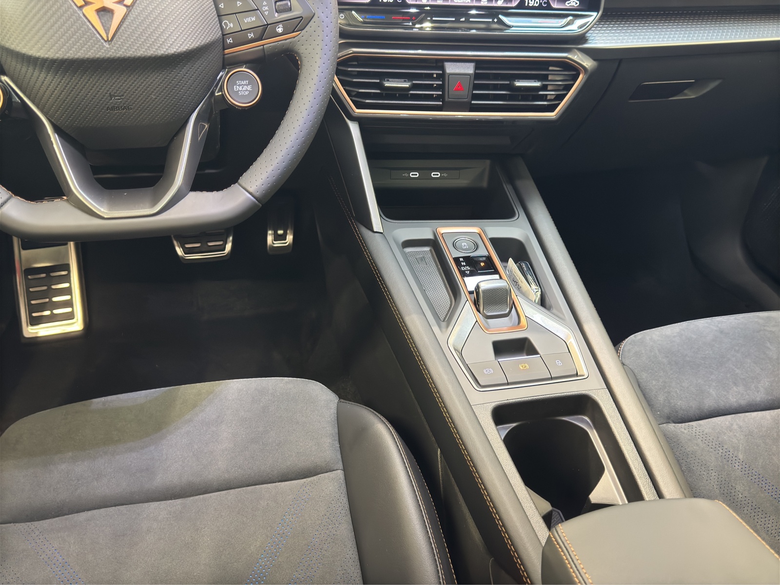 Leon 2.0 TSI DSG VZ Pano Sennheiser ACC DCC