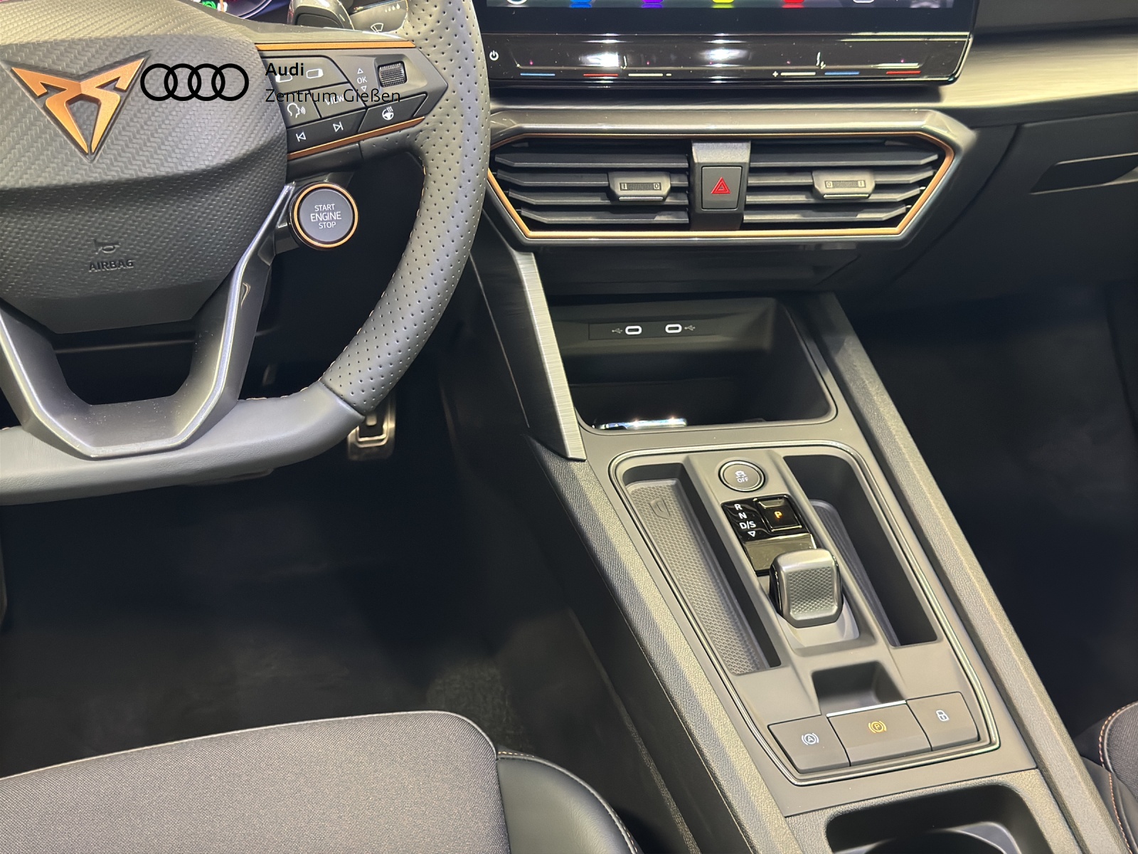 Leon Sportstourer 2.0 TSI 4Drive VZ PANO Matrix LED