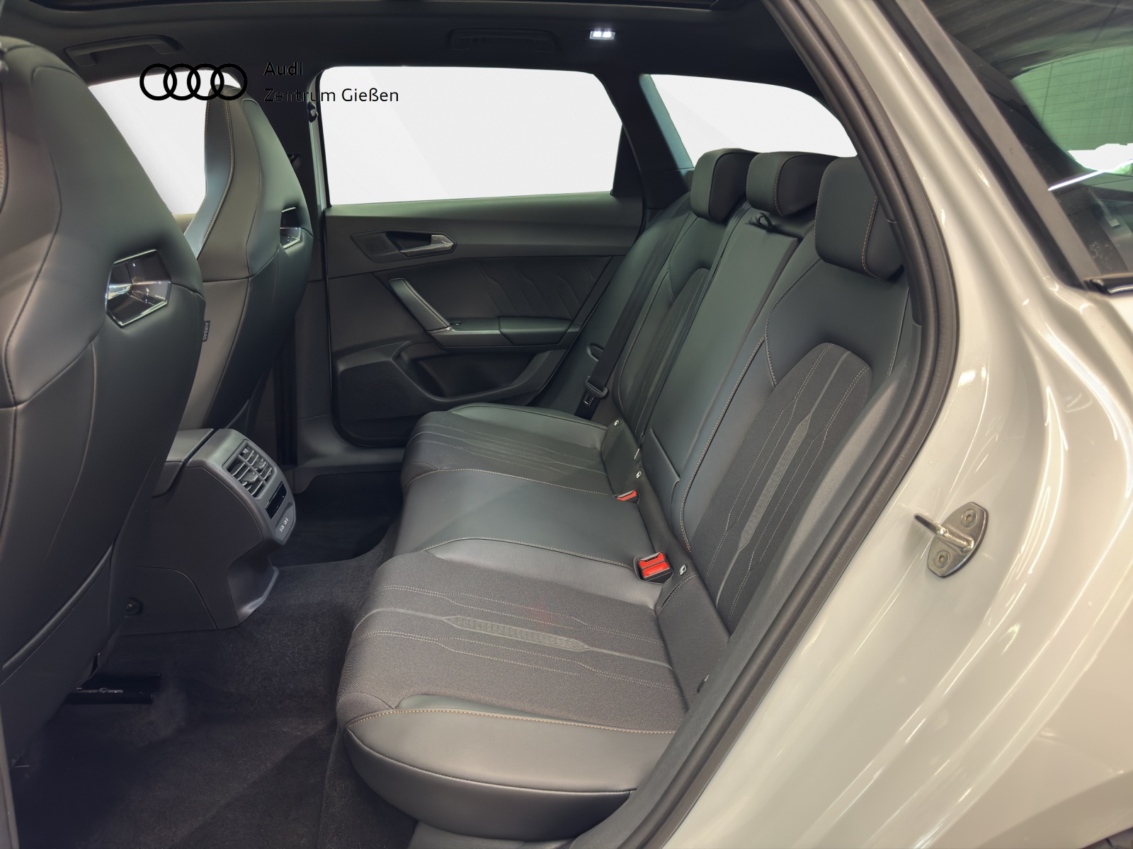 Leon Sportstourer 2.0 TSI 4Drive VZ PANO Matrix LED