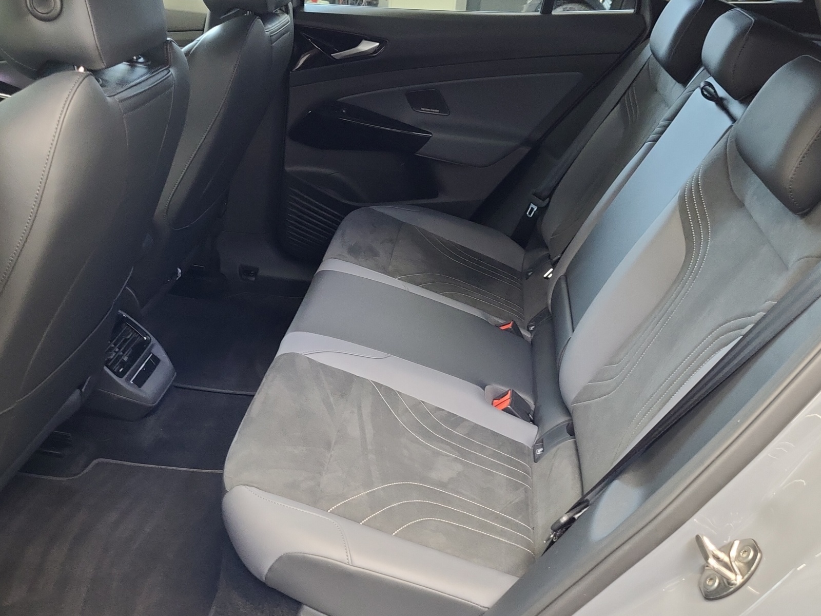 ID.4 Pro 210 kW/77kWh Wärmepumpe IQ-Light Pano ErgoSitz