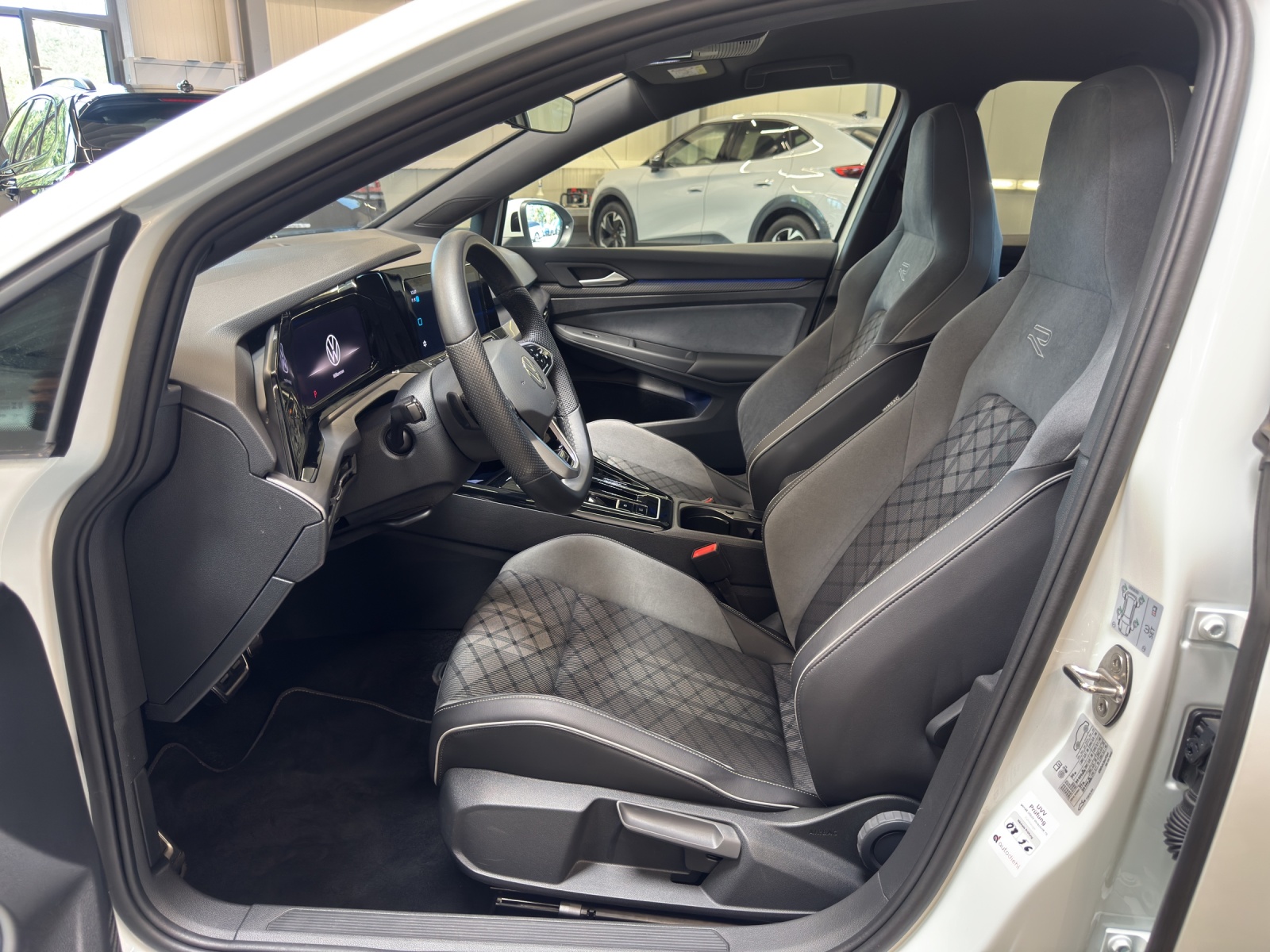 Golf 8 Variant eTSI DSG R-Line LED-Plus TravelAssist Navi Alu-18Zoll