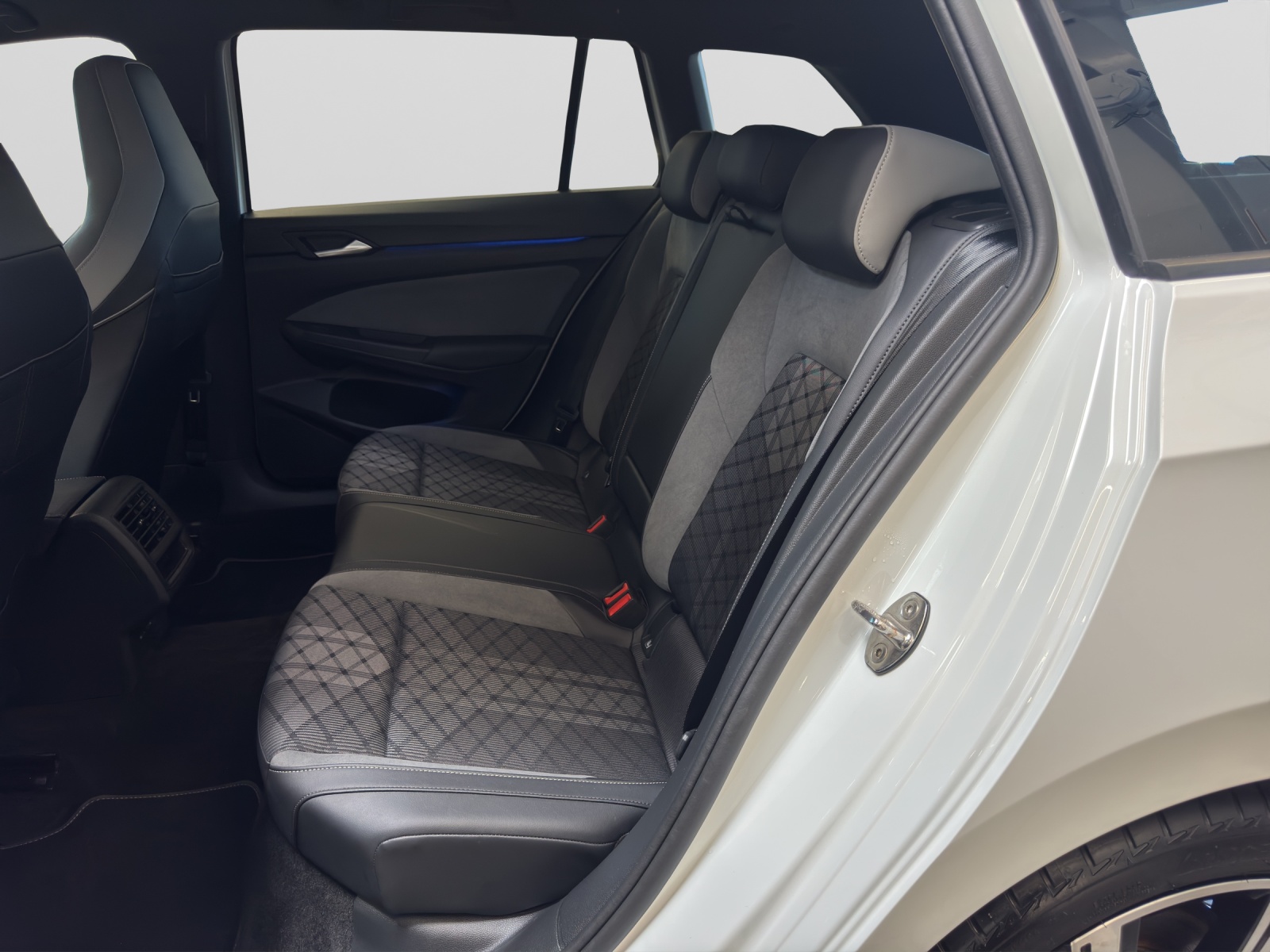 Golf 8 Variant eTSI DSG R-Line LED-Plus TravelAssist Navi Alu-18Zoll