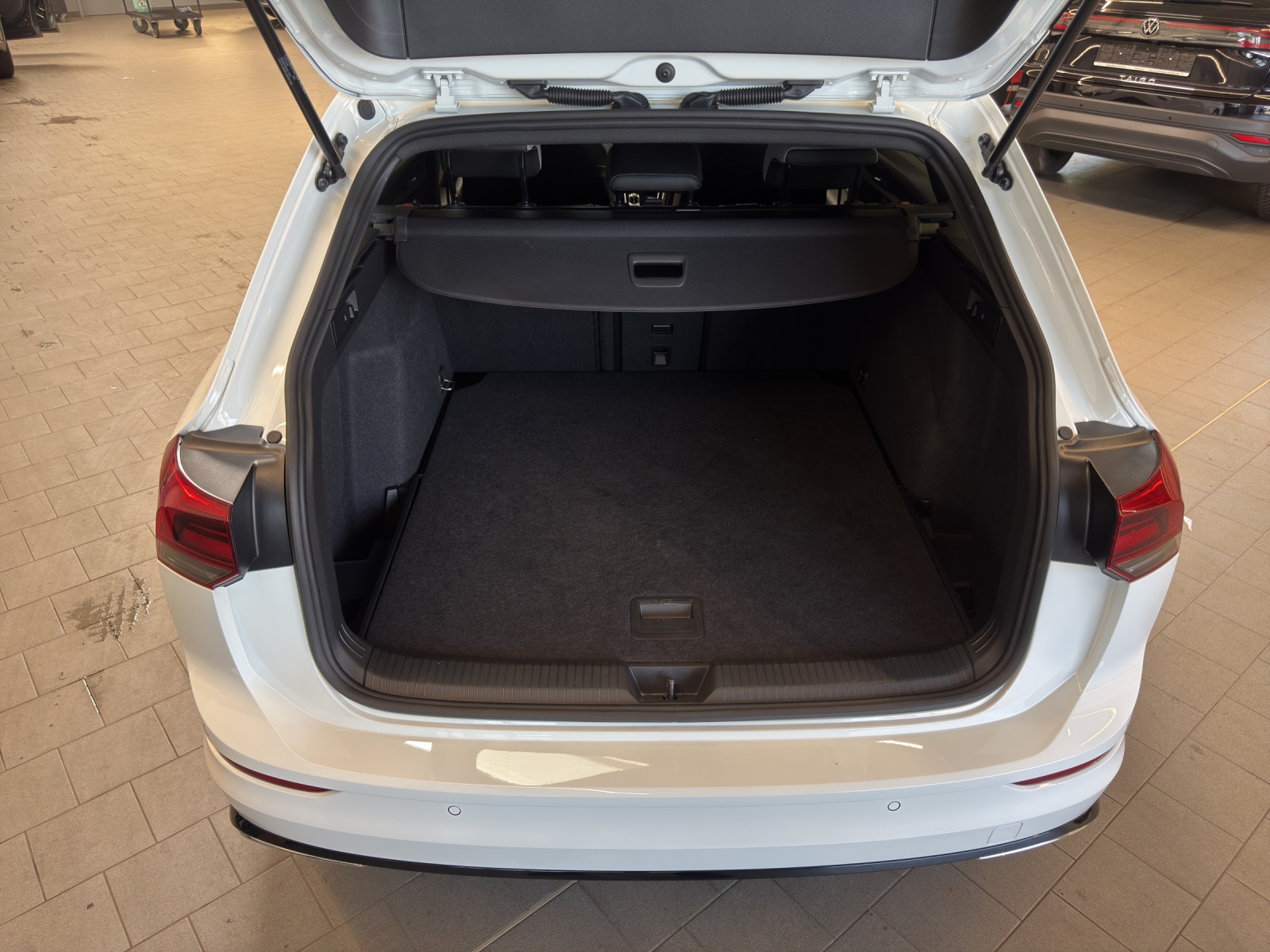 Golf 8 Variant eTSI DSG R-Line LED-Plus TravelAssist Navi Alu-18Zoll
