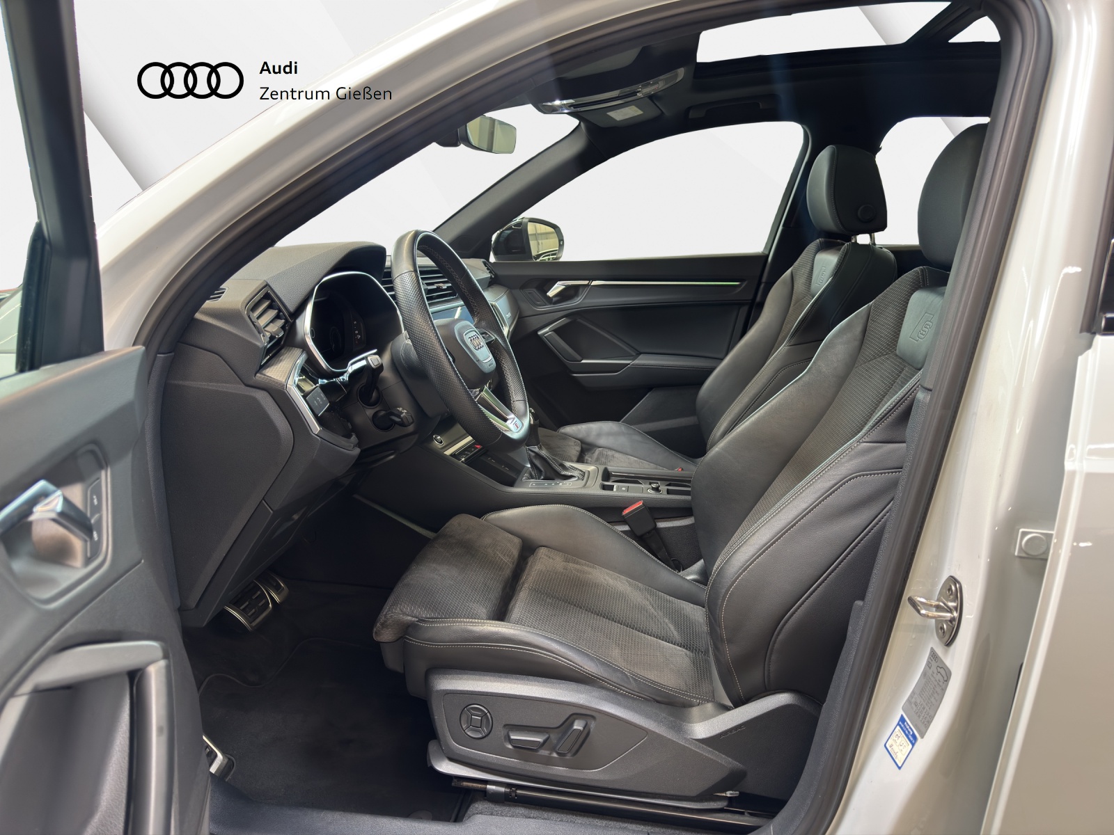 Q3 45 TFSI e S line Black Pano Matrix SONOS Navi