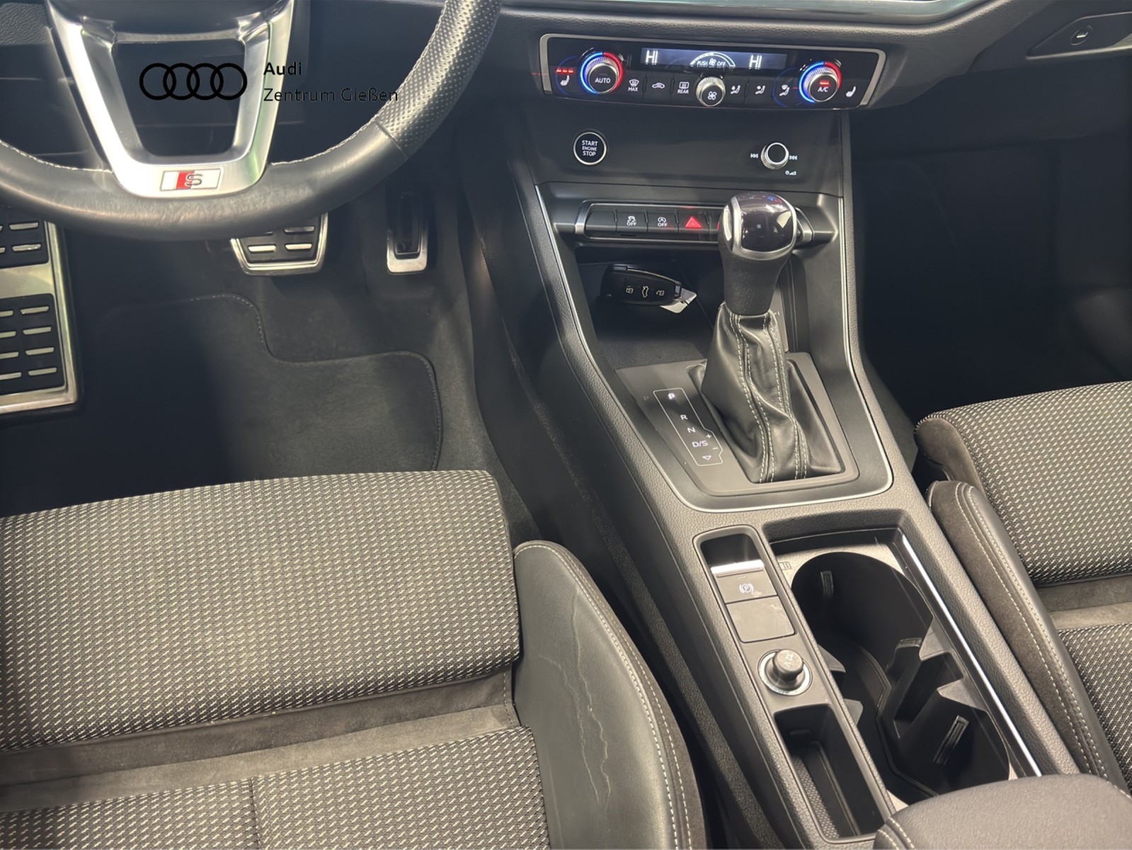 Q3 35 TDI S-tronic S line Black Pano smartphone interface