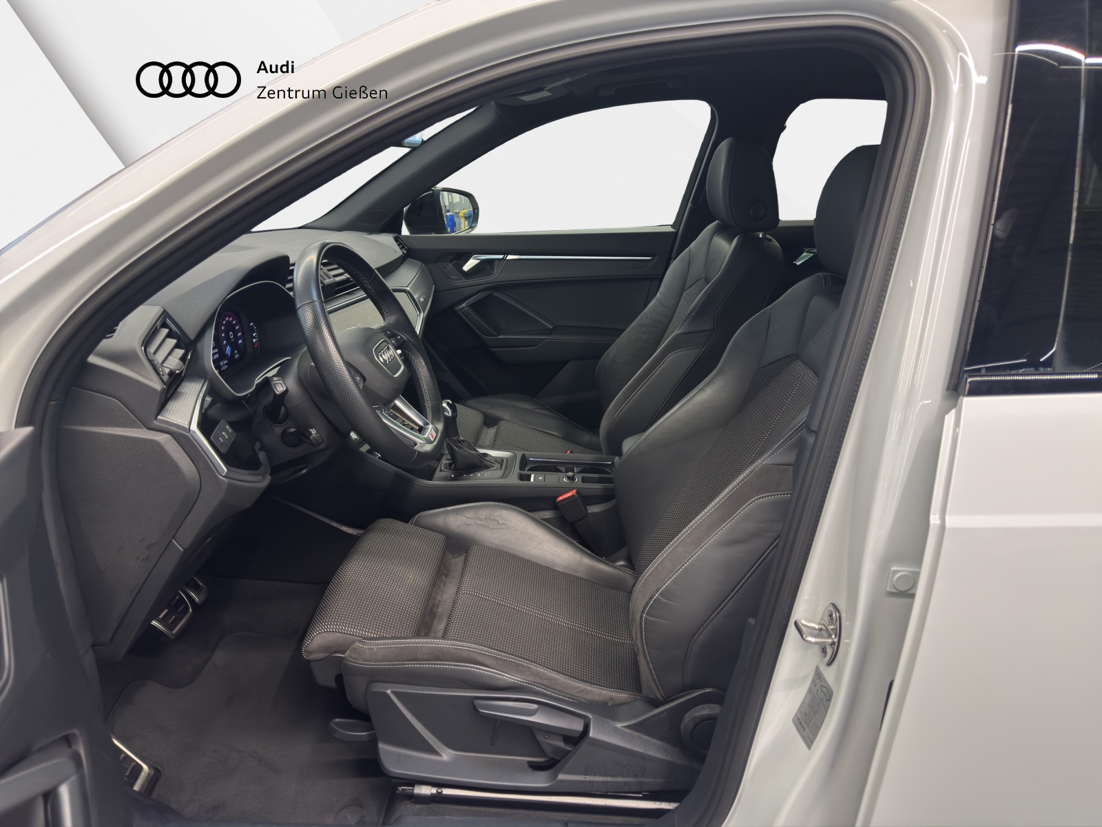 Q3 35 TDI S-tronic S line Black Pano smartphone interface