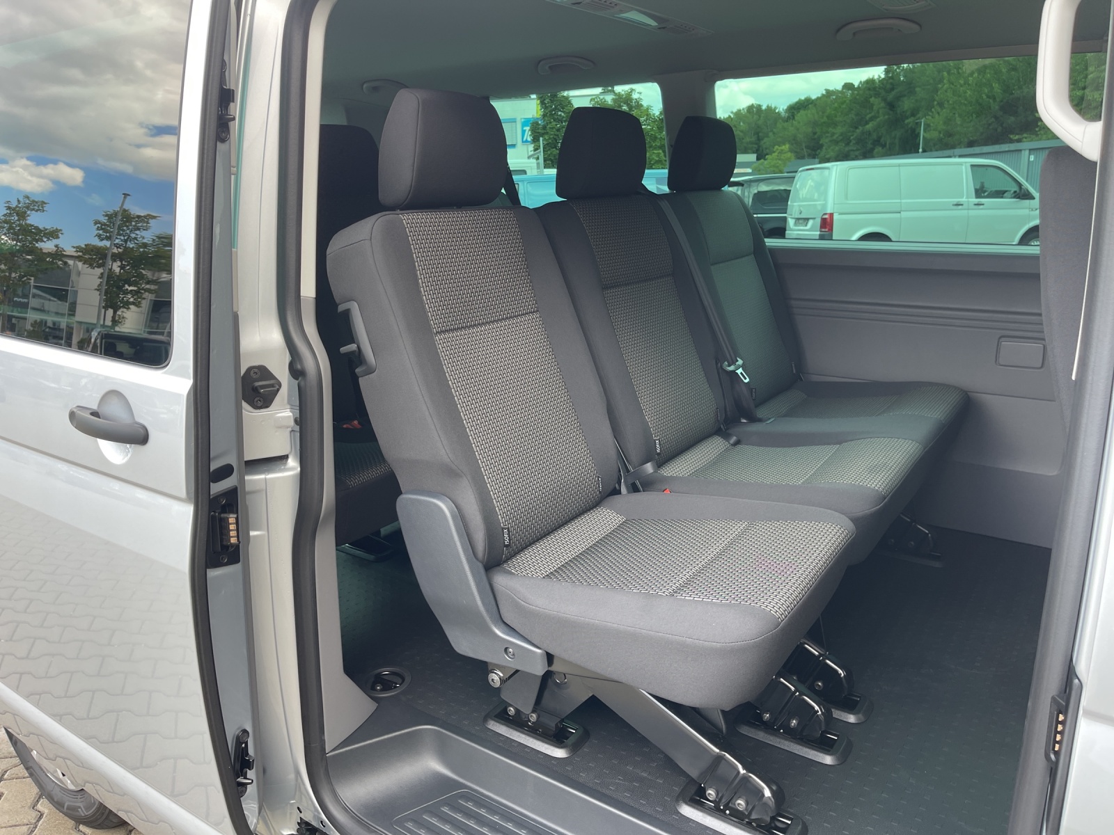 T6 Caravelle Trendline 6.1 2.0 TDI DSG AAHK LED PDC Climatronik ACC Navi Heckflügel
