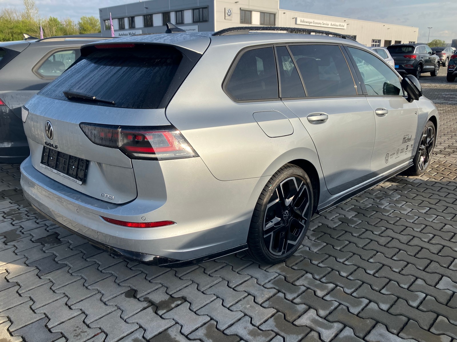 Golf 8 Variant eTSI DSG R-Line 