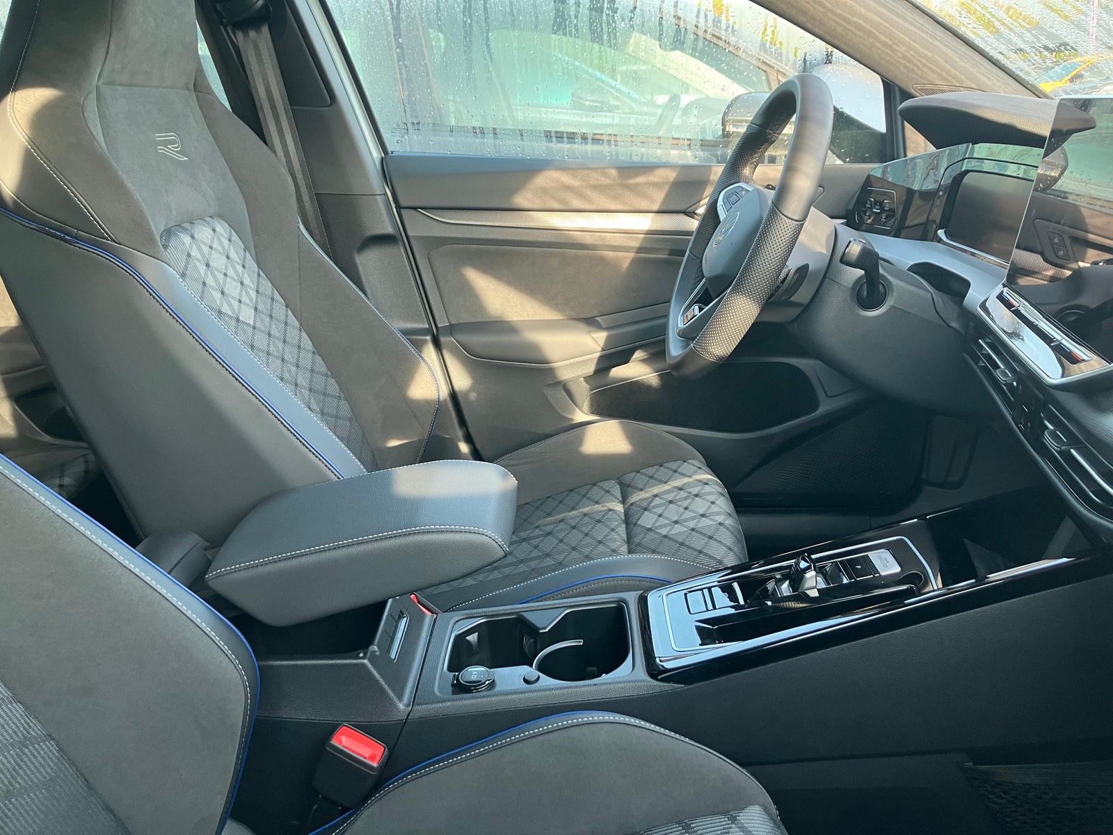 Golf 8 Variant eTSI DSG R-Line 