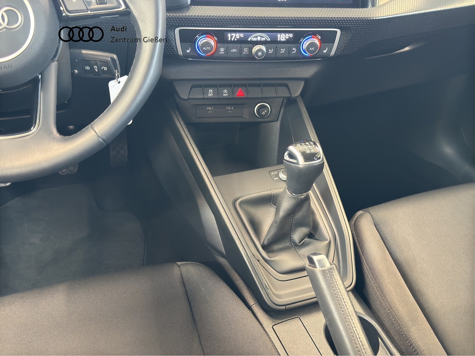 A1 Sportback 25 TFSI basis smartphone interface Einparkhilfe